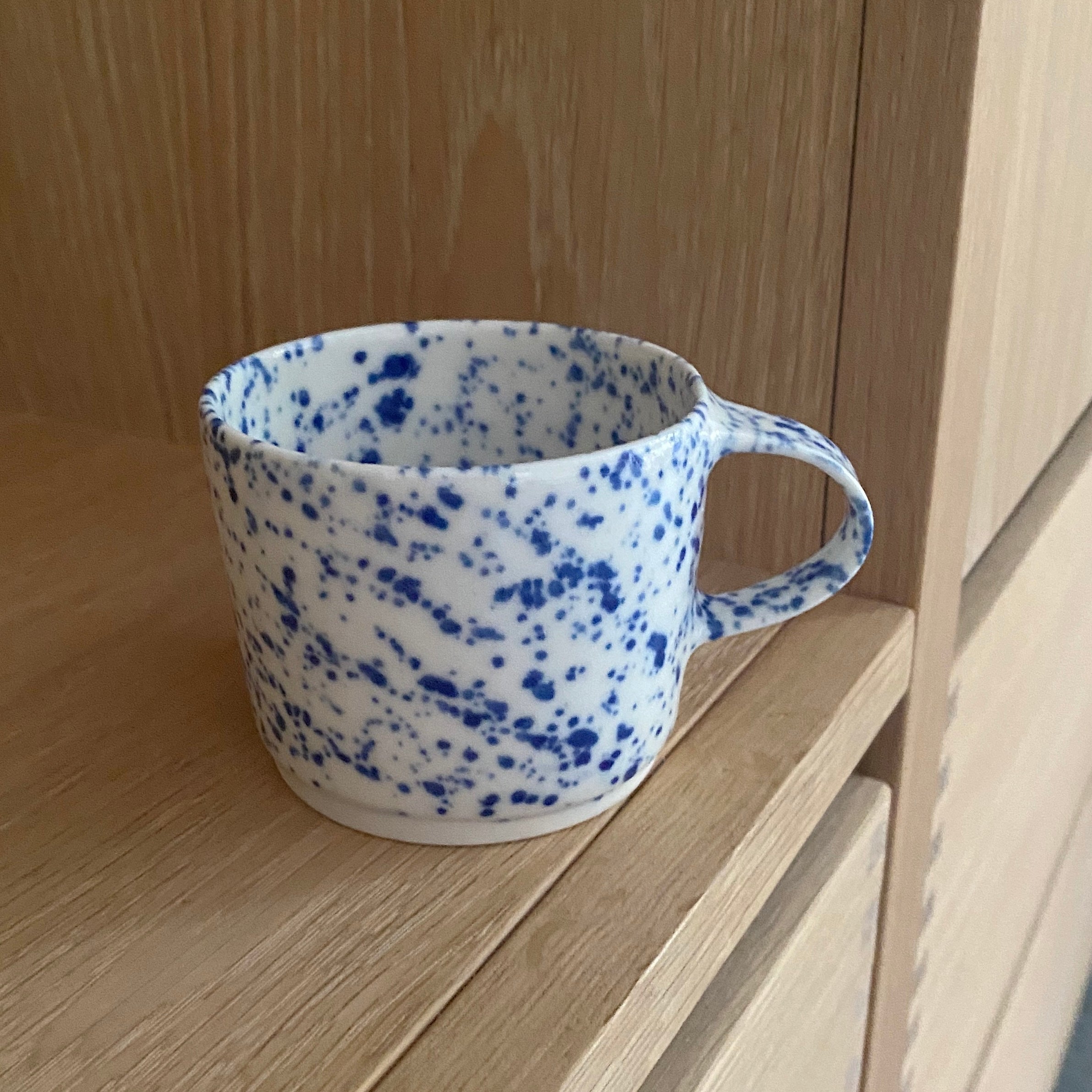 Ann-Louise Roman flat white cup with handle - blue splash