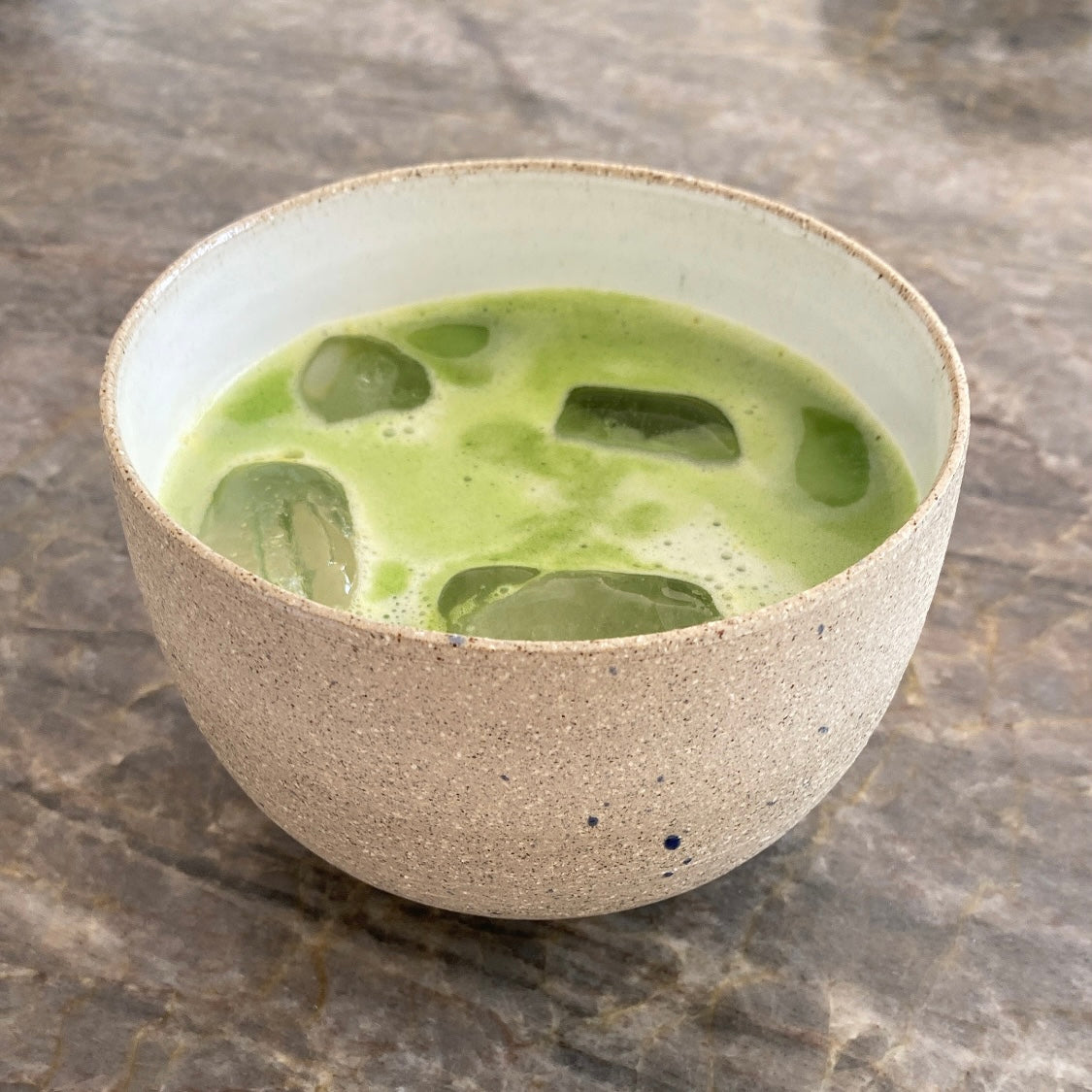 Tasse à thé ou bol à matcha Tasja P, Mirabelle - couleur sable avec des paillettes bleues