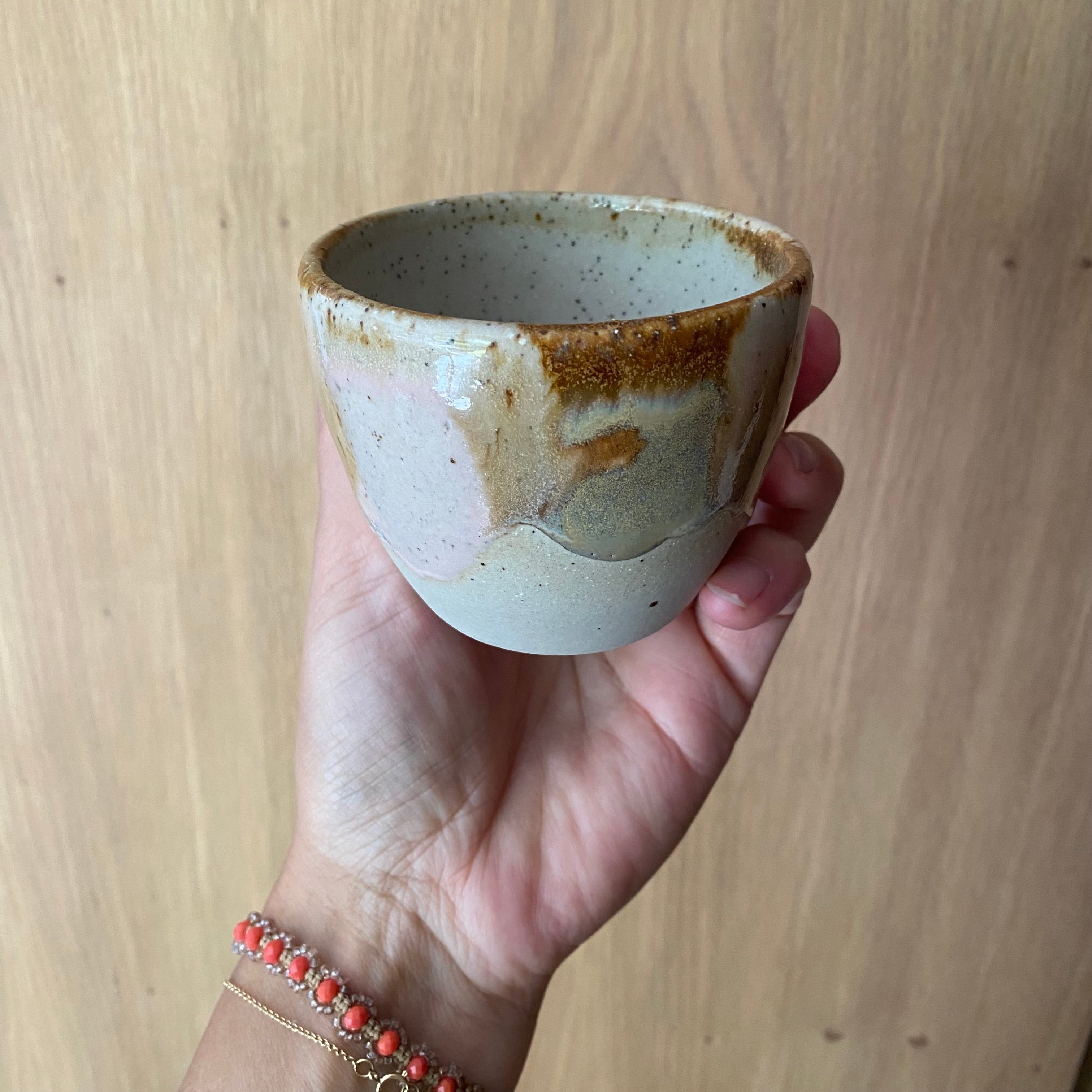 Espressokop og cortadokop i Earthy glasur – håndlavet keramik fra Kim Wallace i jordfarver