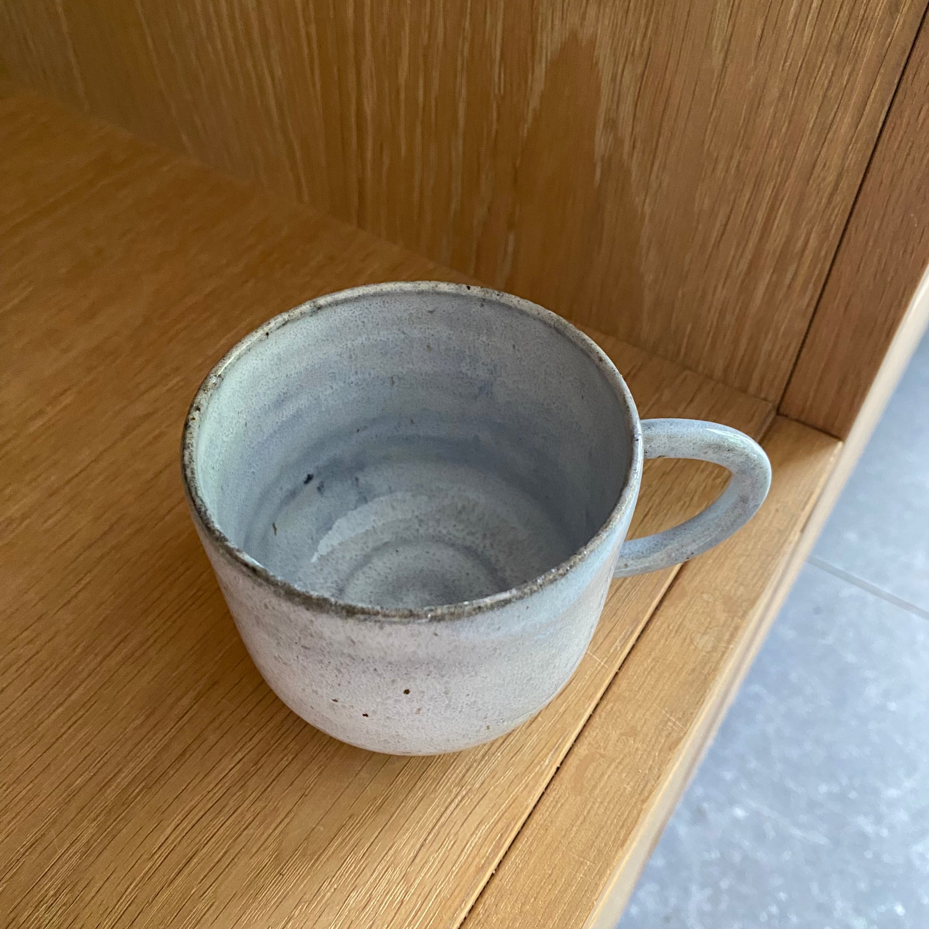 Kaffekop med hank i lyseblå keramik set oppefra – håndlavet dansk keramik med lyseblå glasur