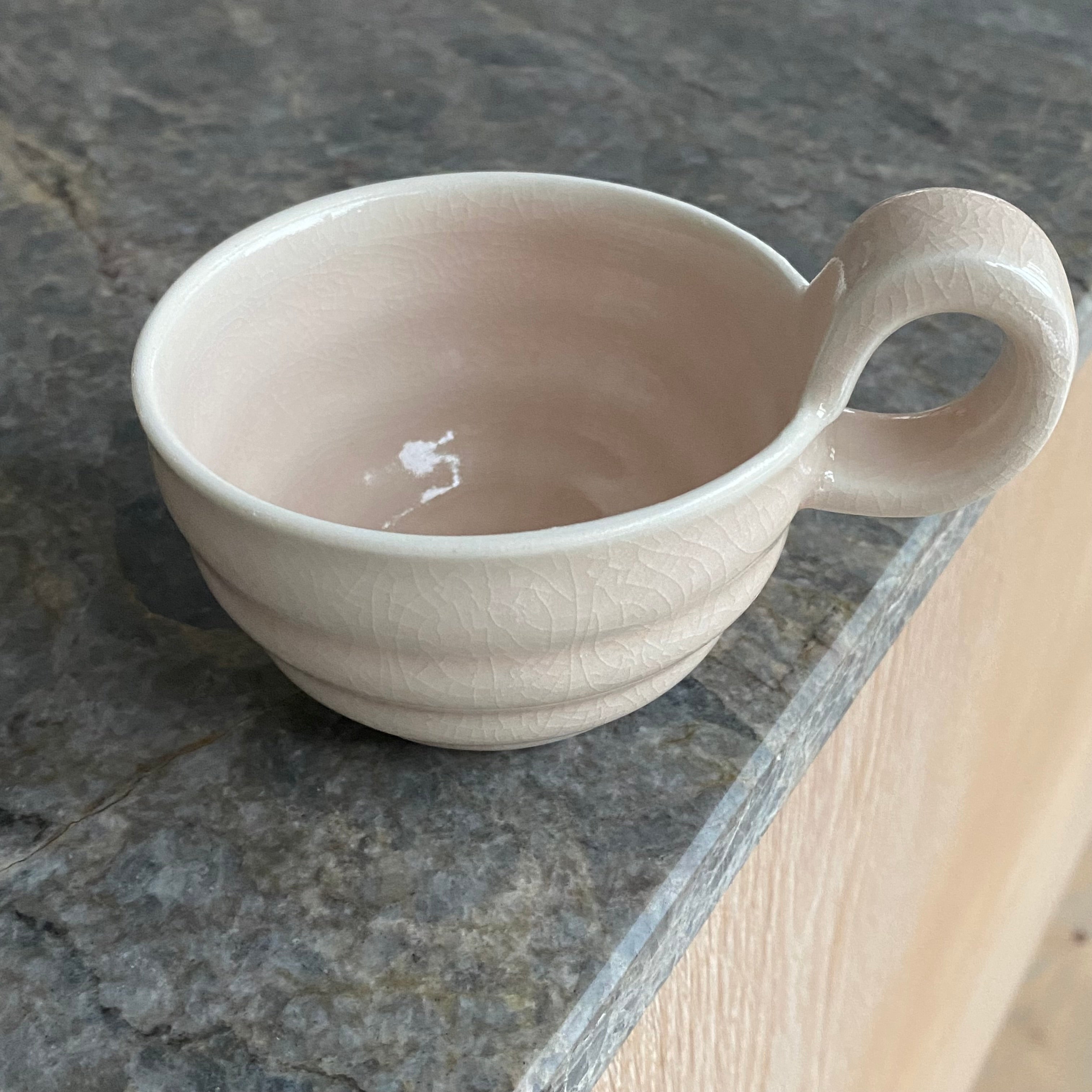 Hanne Bertelsen grooved cup with low handle - light pink