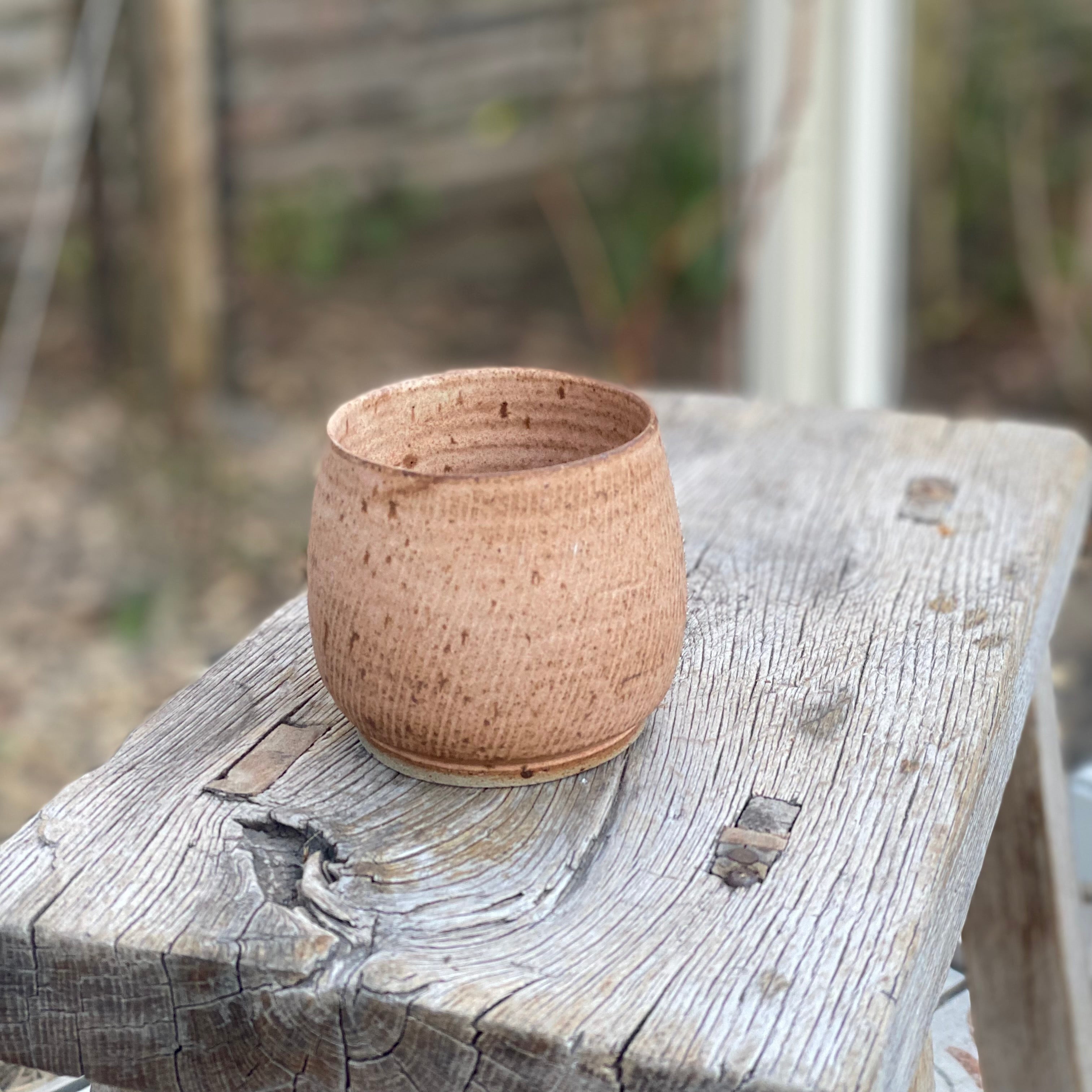 Dansk keramik riflet kop i terracotta – håndlavet kaffekop med unikt design