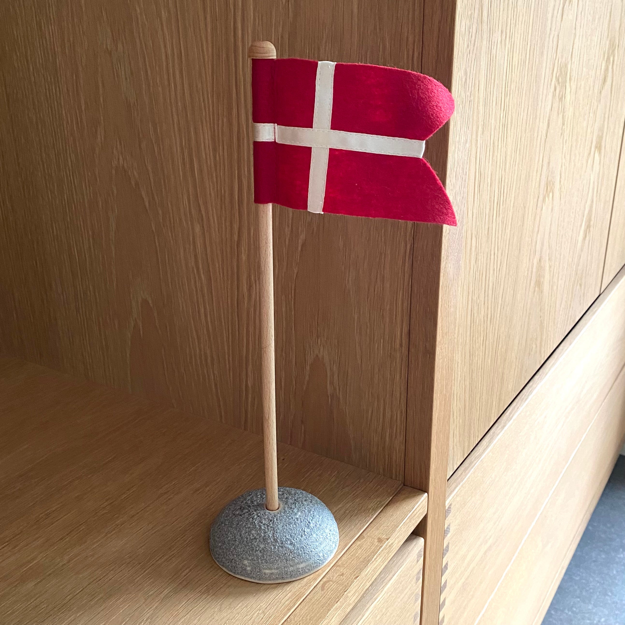 Design by unika:k bordflag i keramik og filt/silke - blågrå nr 1