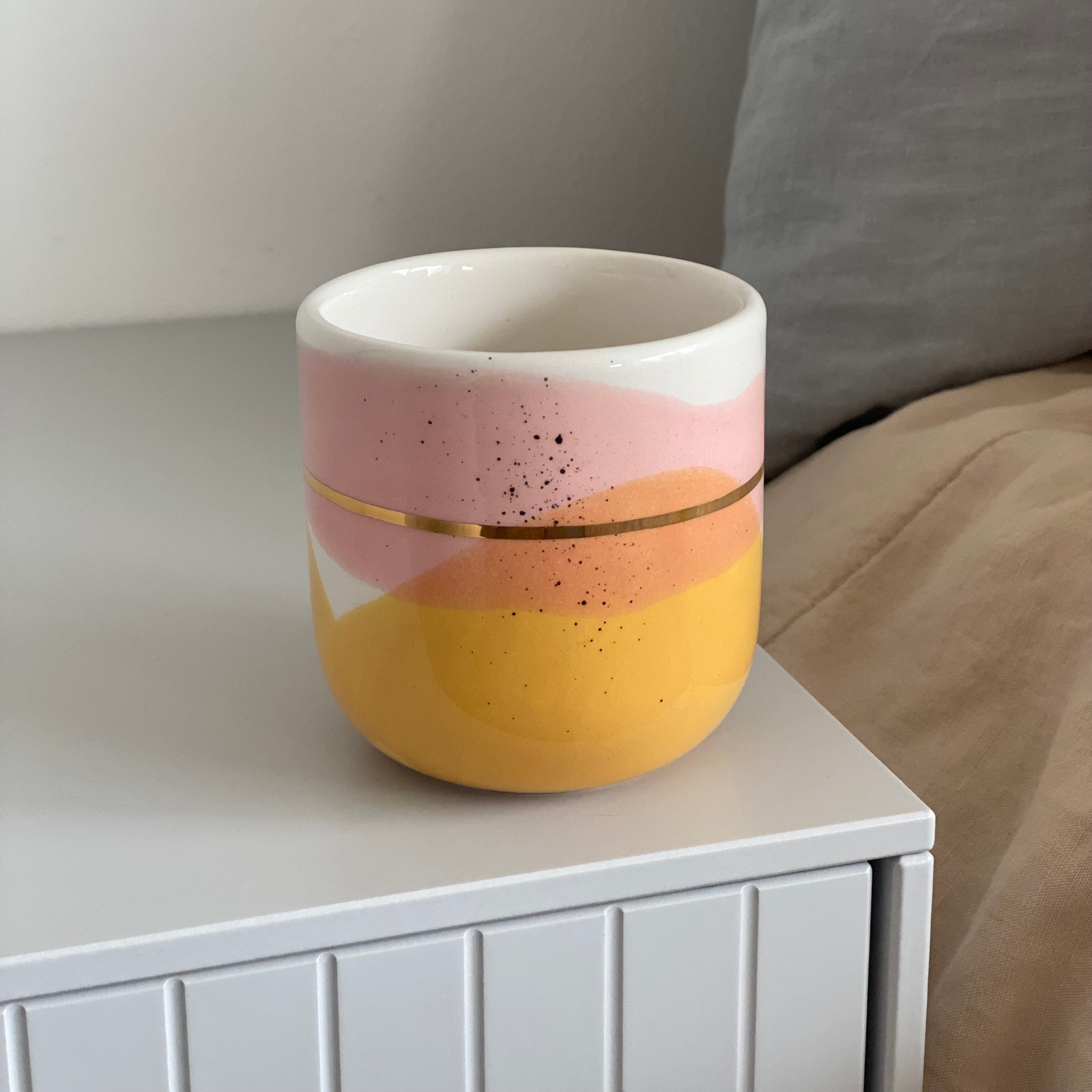 Marinski Heartmades latte kop Landscape - warm yellow og coral pink