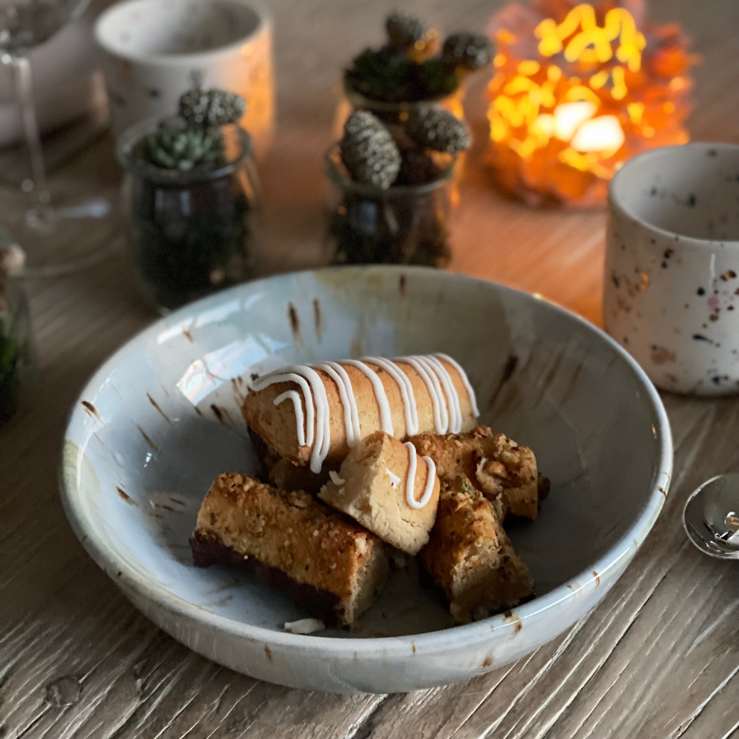 Keramikskål kiri – svag blå, creme, brun – unika glasur