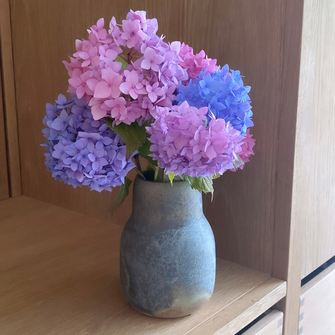 Keramikvase Nexø Granit fra Oh Oak – med hortensia, håndlavet på Bornholm