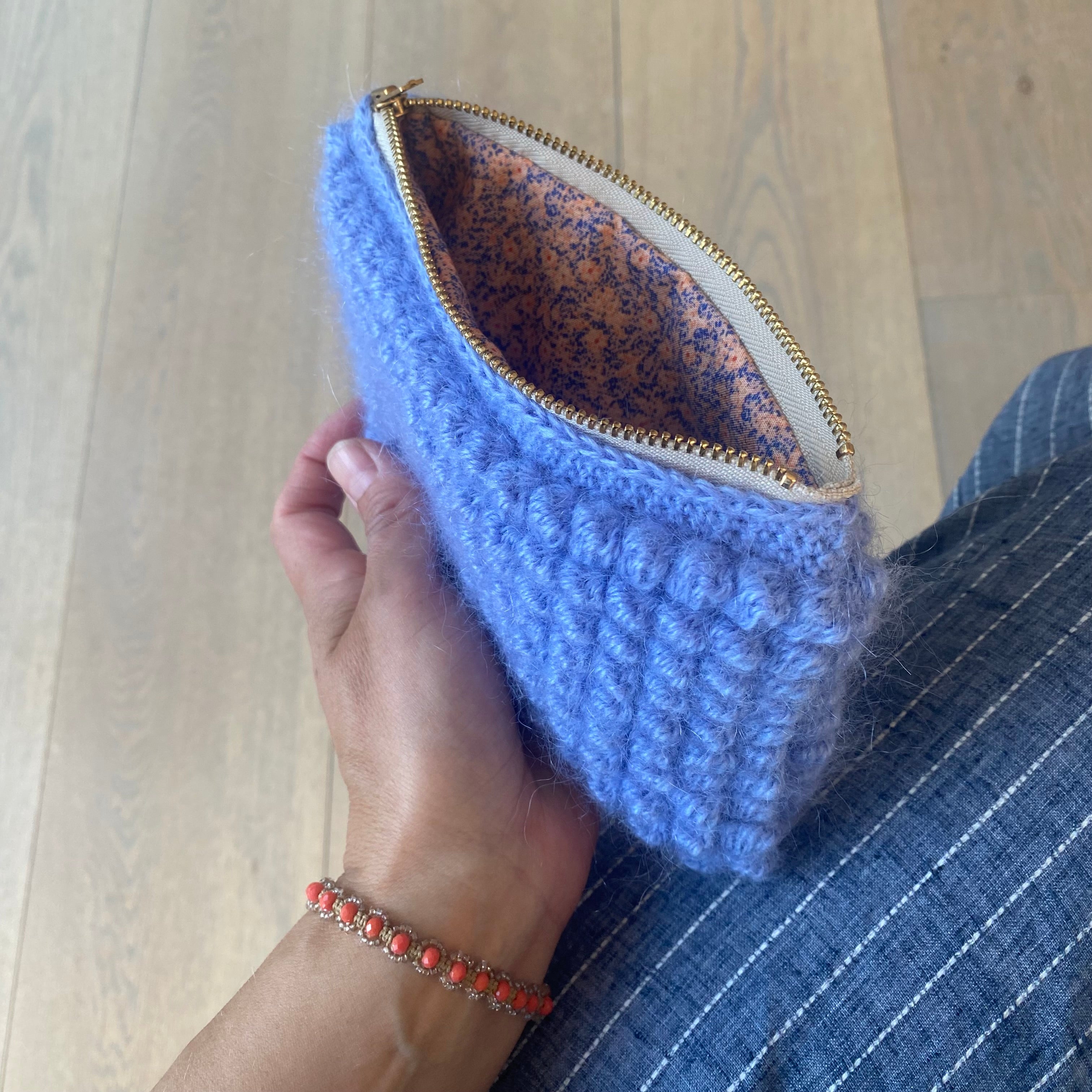 Lavendel hæklet clutch i bobledesign – Marie – set forfra