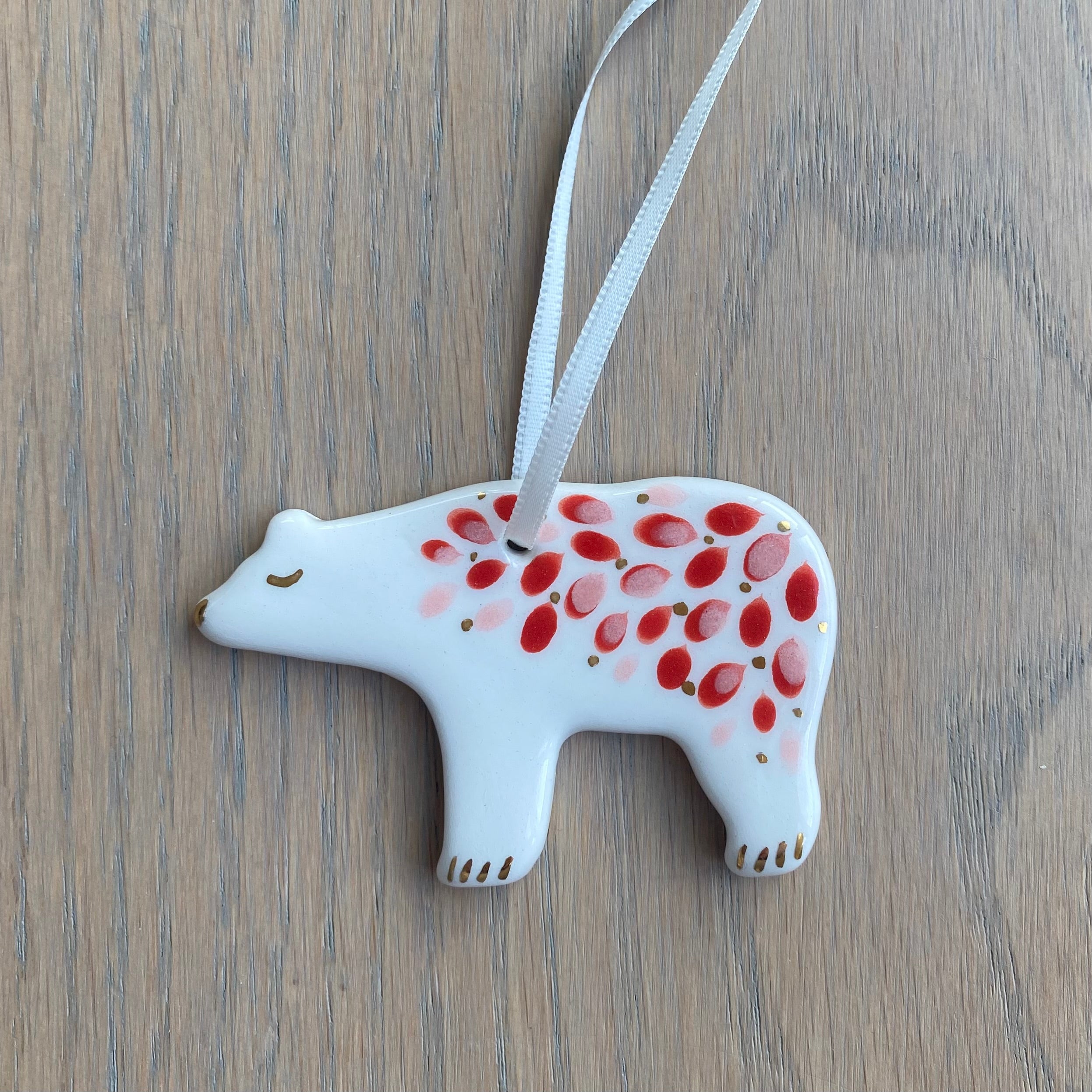 Keramik ophæng isbjørn - hvid med lyserød og rød mønster - Marinski
