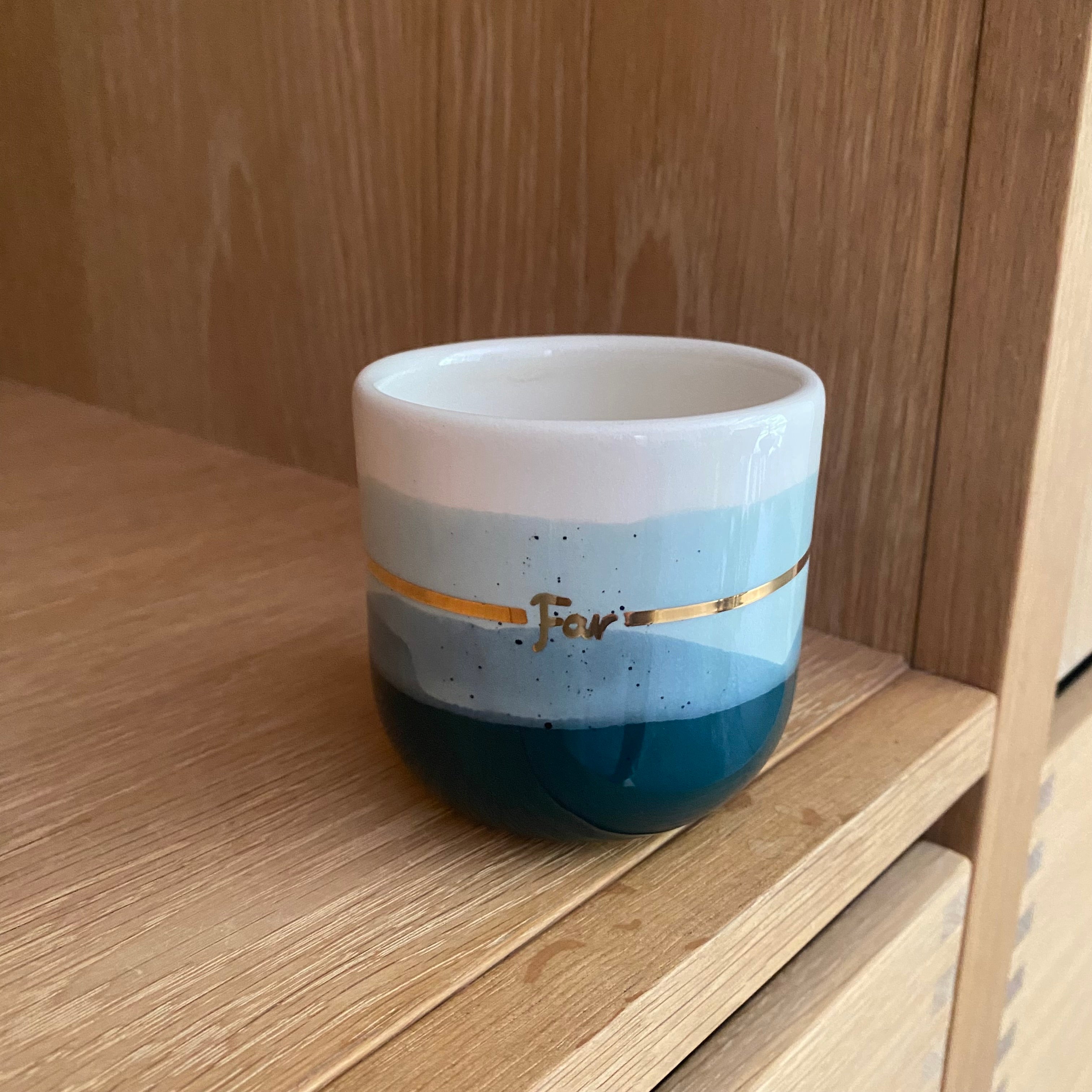 Navnekop til far – håndlavet keramik cappuccino kop med guldbånd og 'Far' i guld, mørkeblå og mint