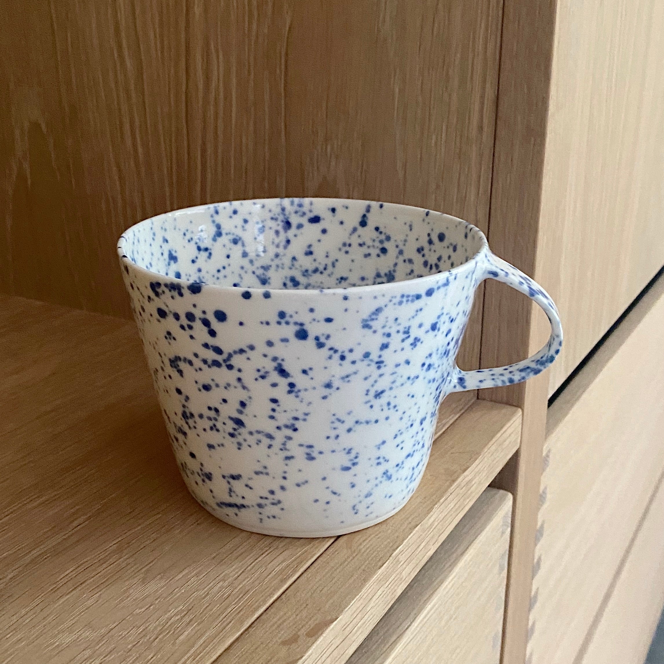 Ann-Louise Roman tea cup with handle - blue splash