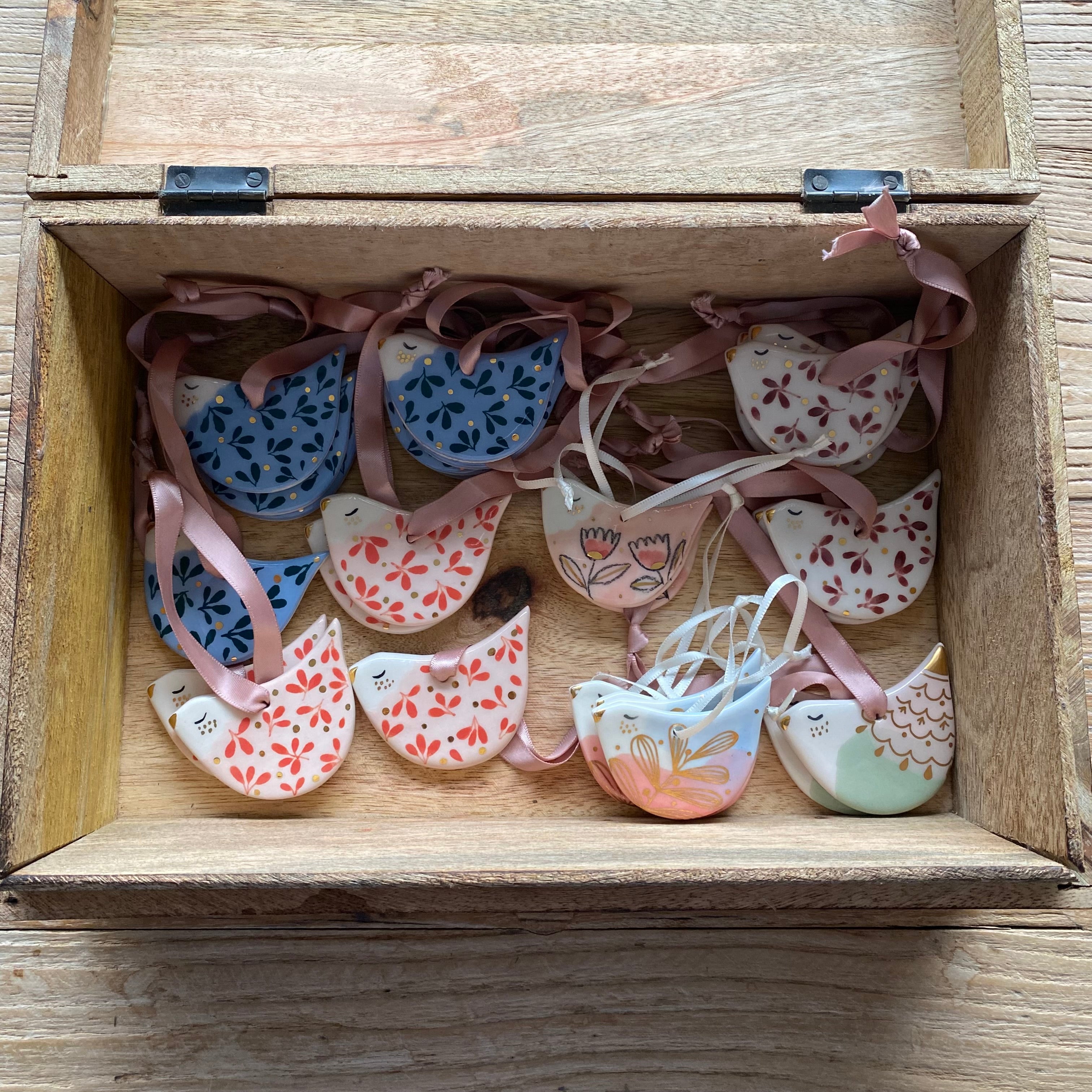 Keramik ophæng fugl - blush med koral blade - Marinski