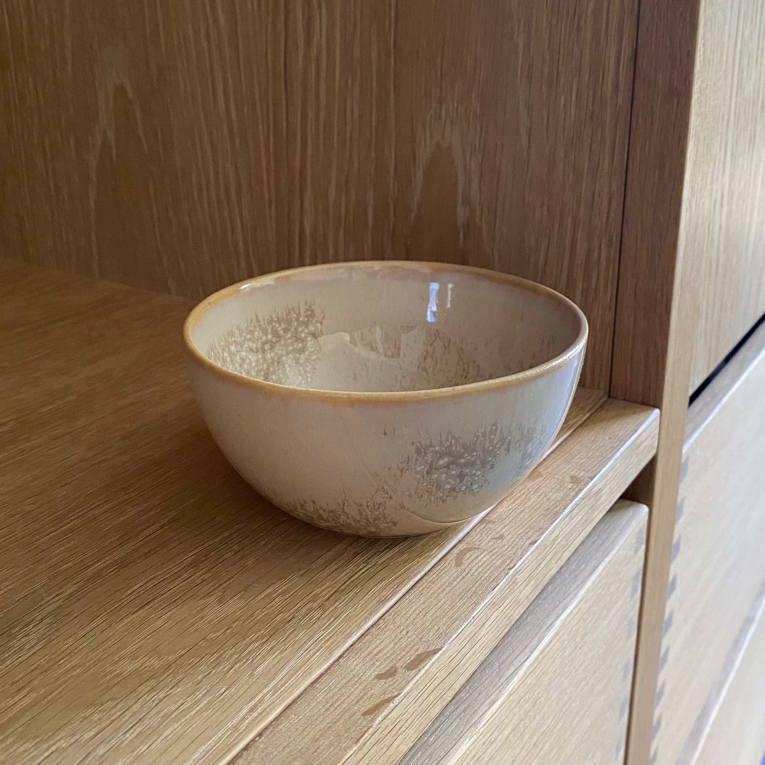 Håndlavet keramikskål Tone Golden – dansk keramik i unik gylden glasur fra Wauw Design