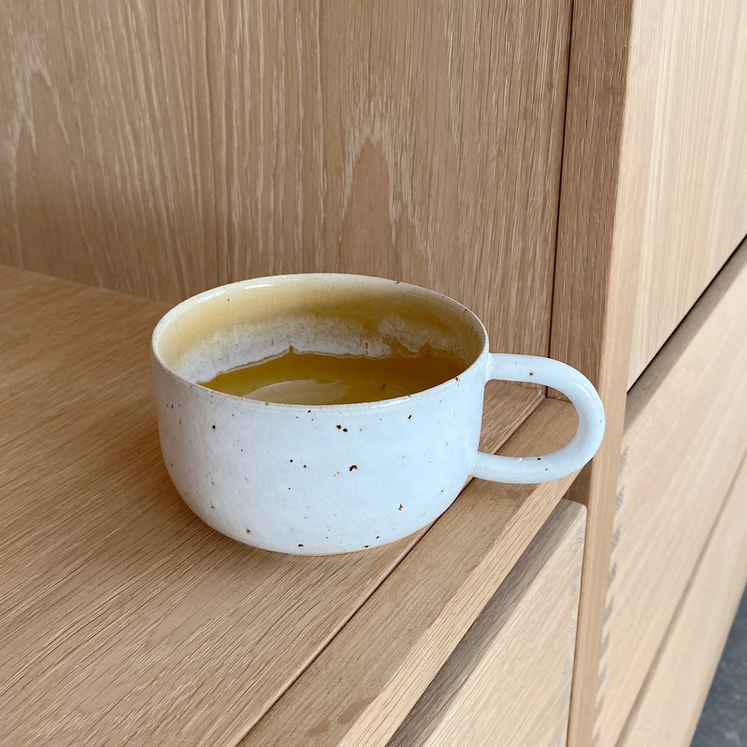 Tasja P kaffekop med hank - hvid og yellow