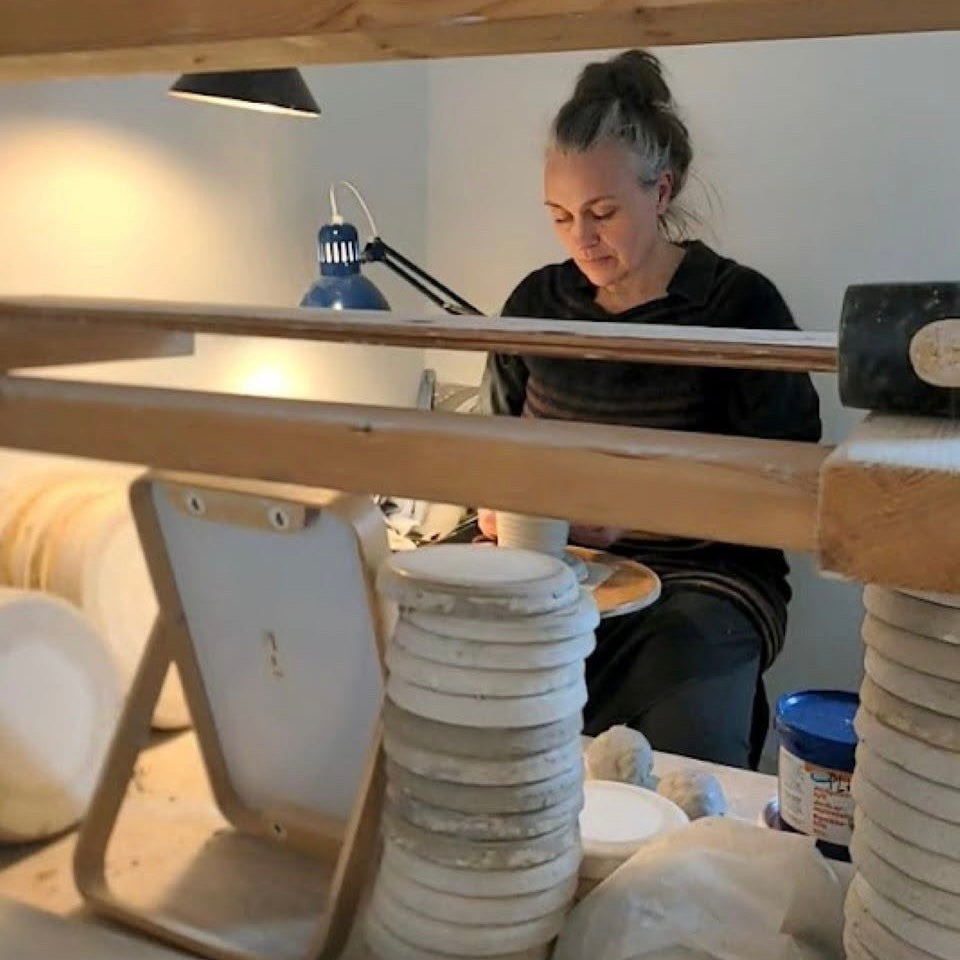 Rikke Wulff, keramiken bag navnet Hejdesign, ved drejeskiven i sit keramikværksted i Nexø på Bornholm.