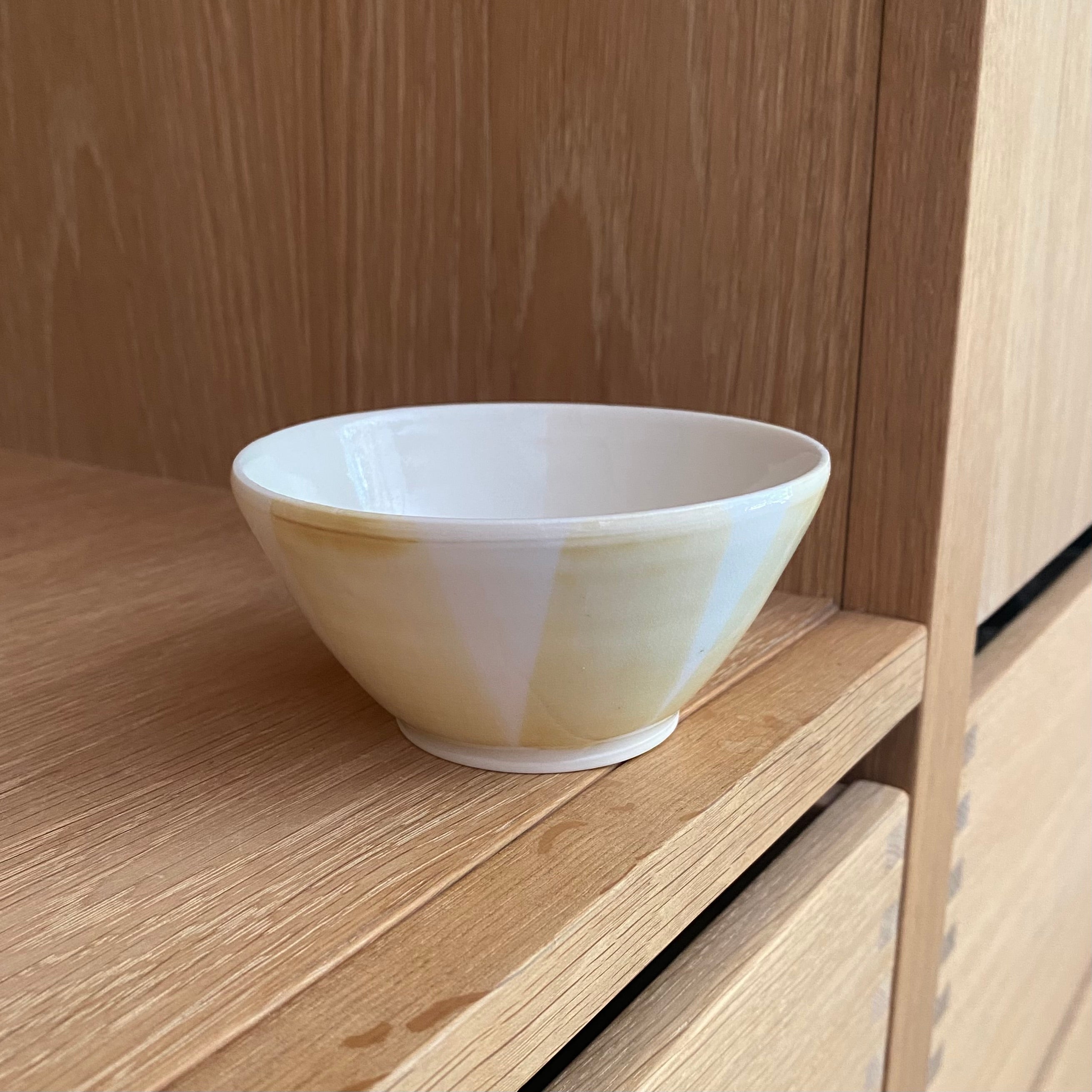 Hånddrejet morgenmadsskål lille med gule striber i porcelæn – håndlavet keramik af Ann-Louise Roman