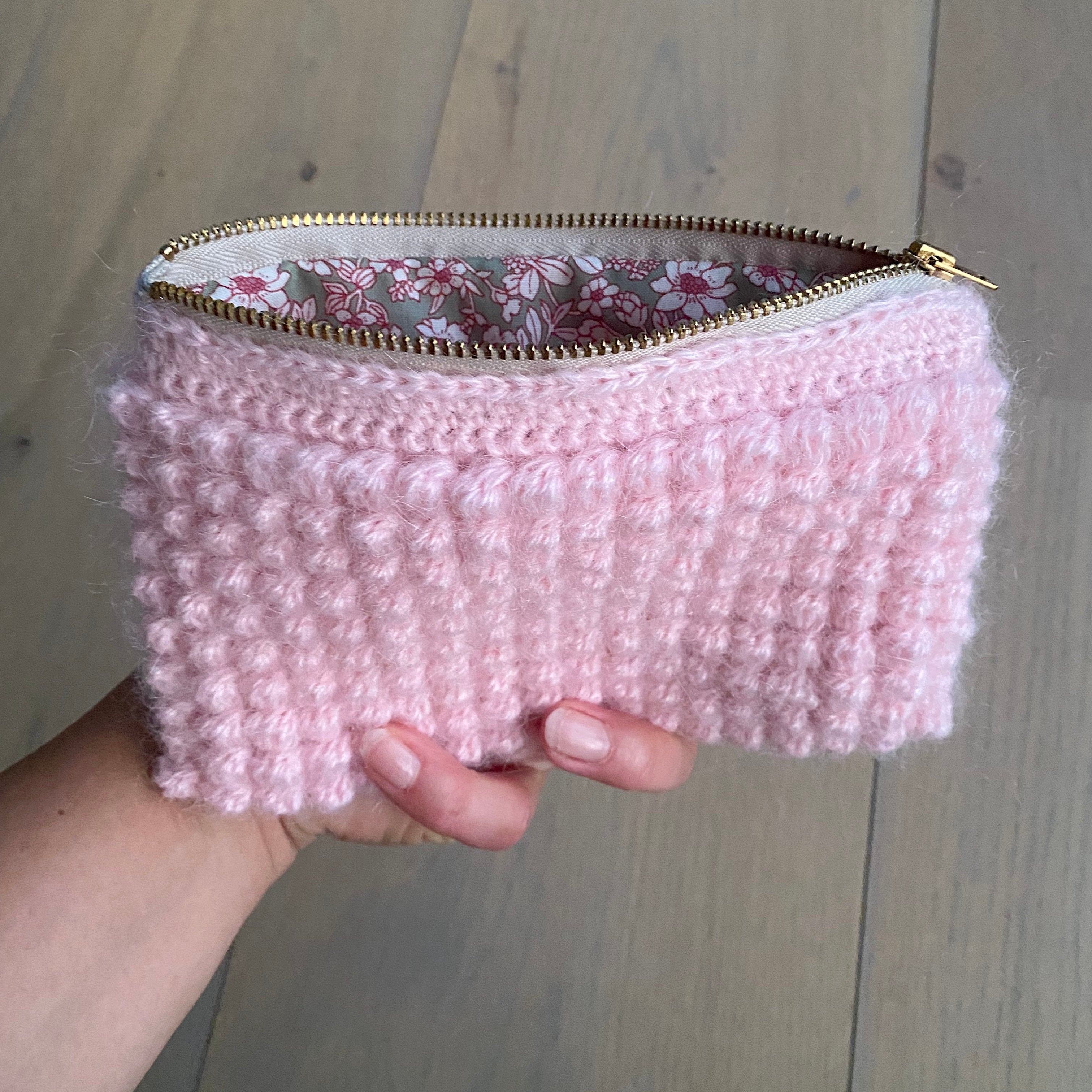 Crochet bobble clutch - powder pink