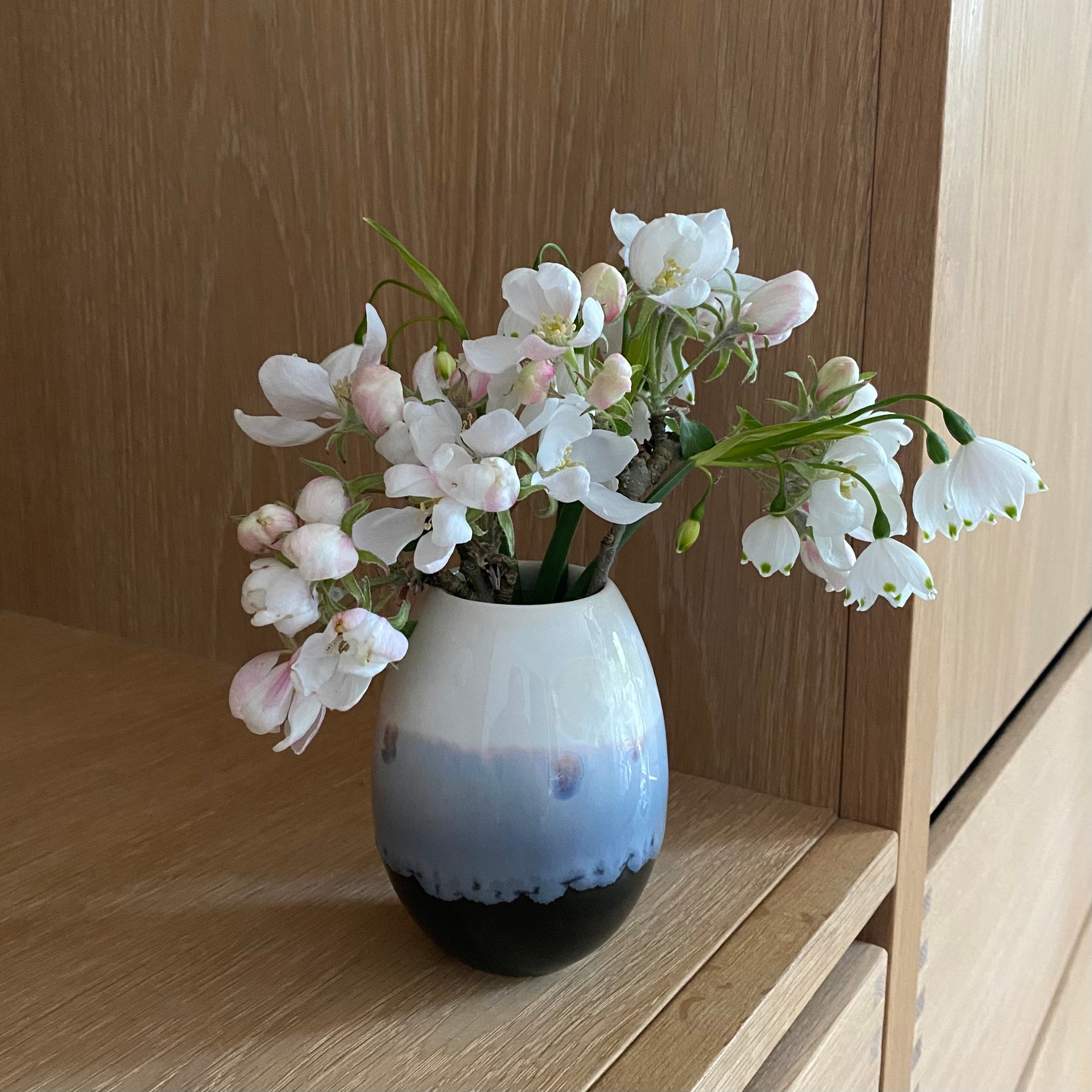 Keramikvase med krystalglasur i hvid og lyseblå med hvide blomster – håndlavet dansk keramik fra Wauw Design