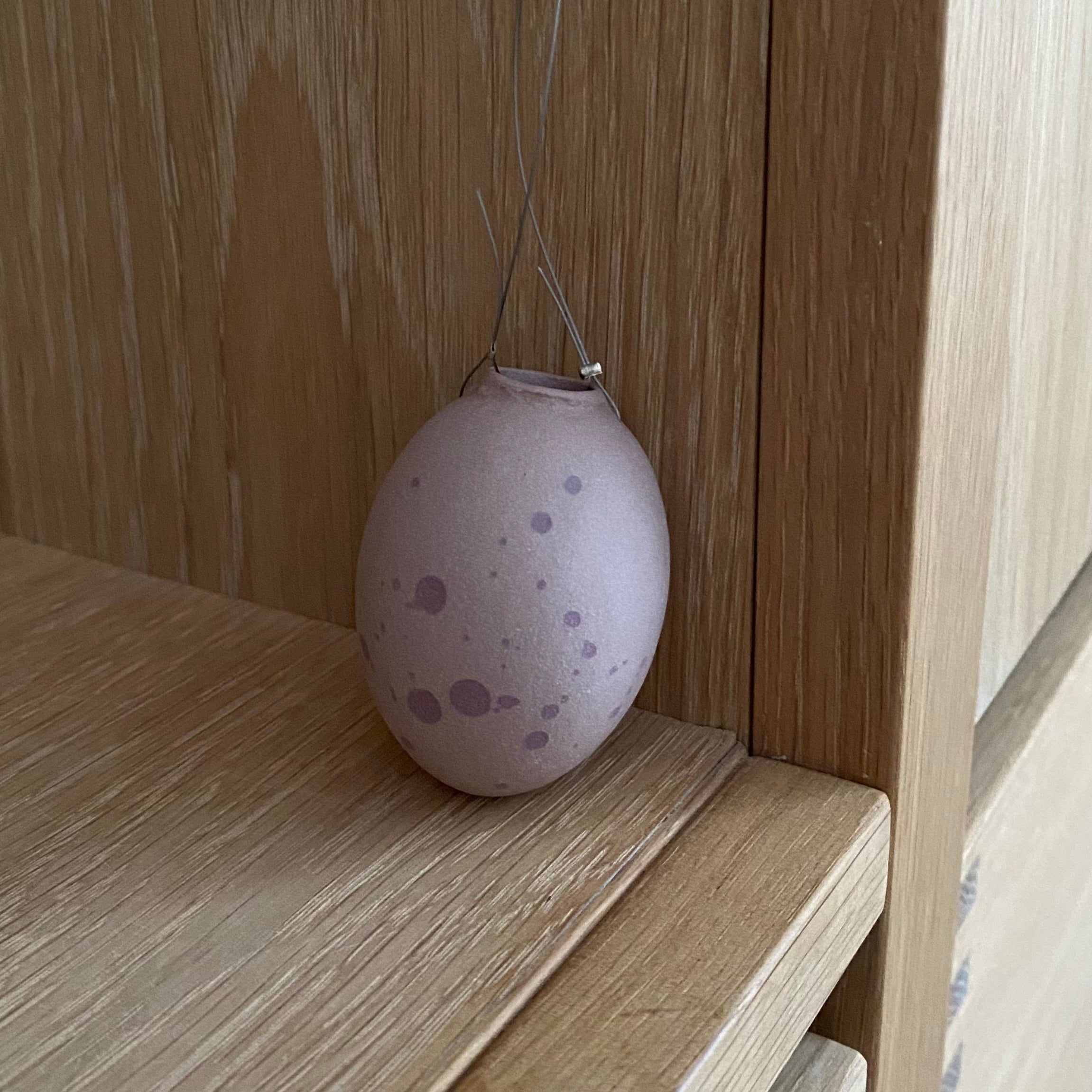 Helle Gram Easter egg - cinnamon with plum dots