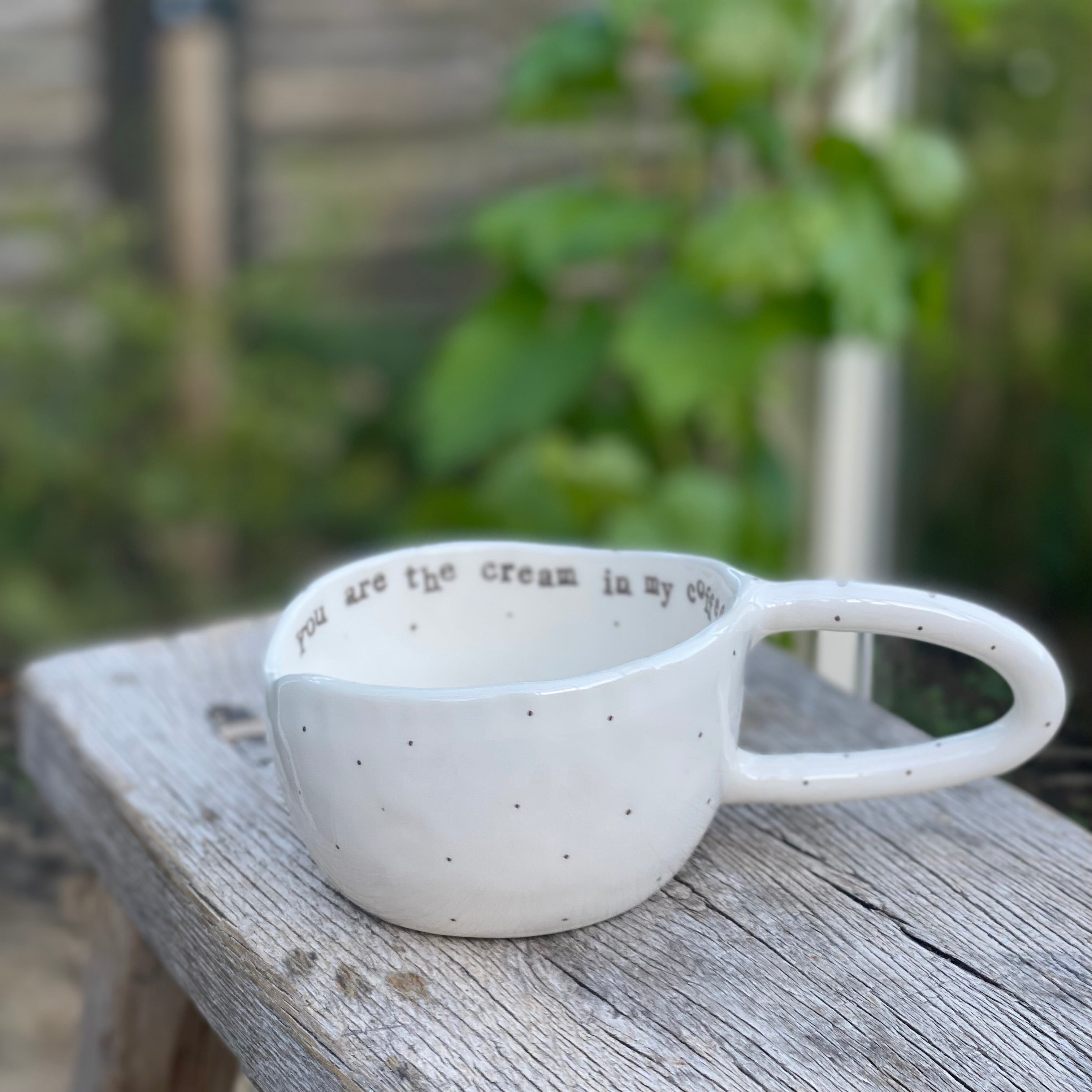 Keramikkop med hank og teksten "You are the cream in my coffee" set fra siden – håndlavet keramik fra Terra Keramika