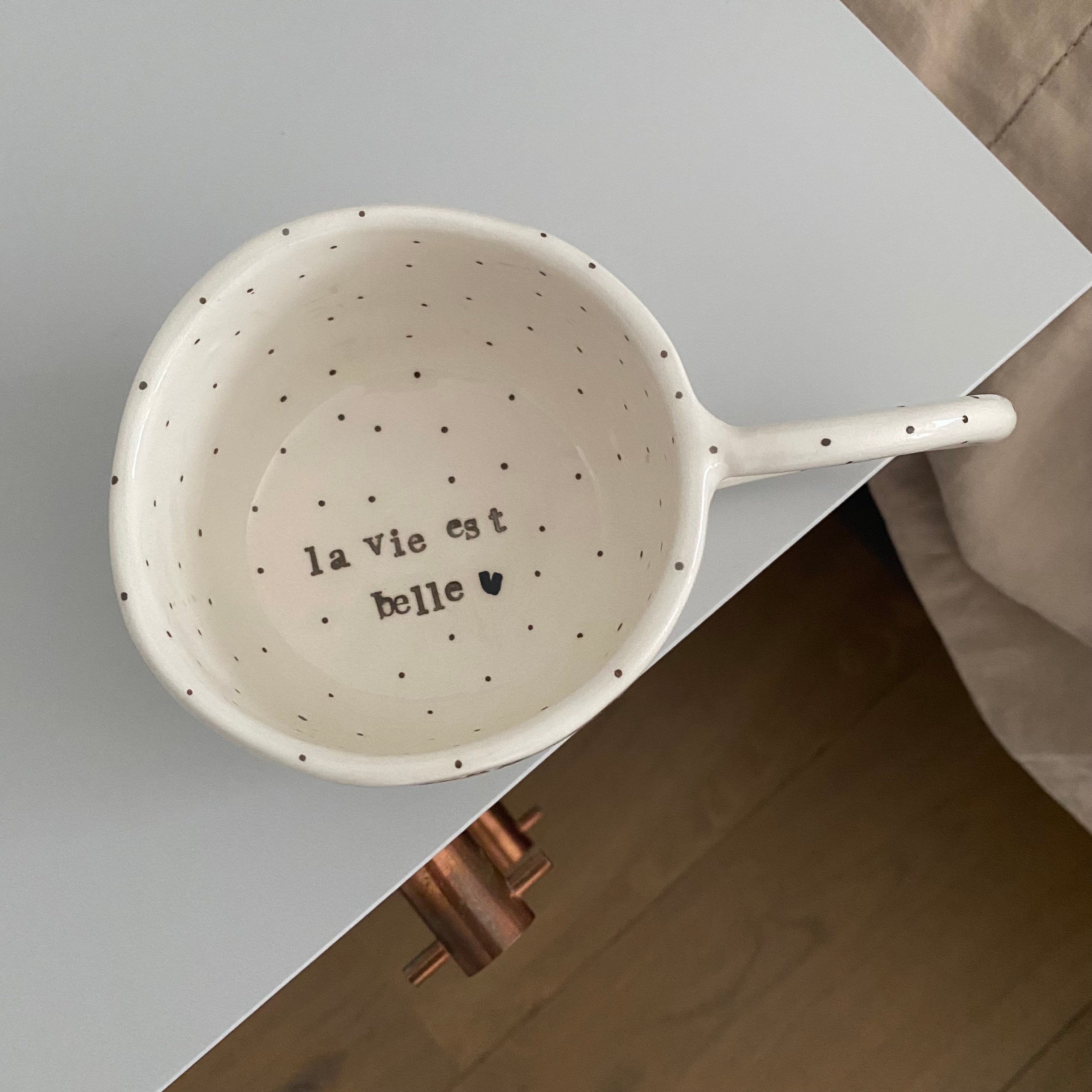 Terra Ceramica pinch cup with text, Bonjour, la vie est belle - white