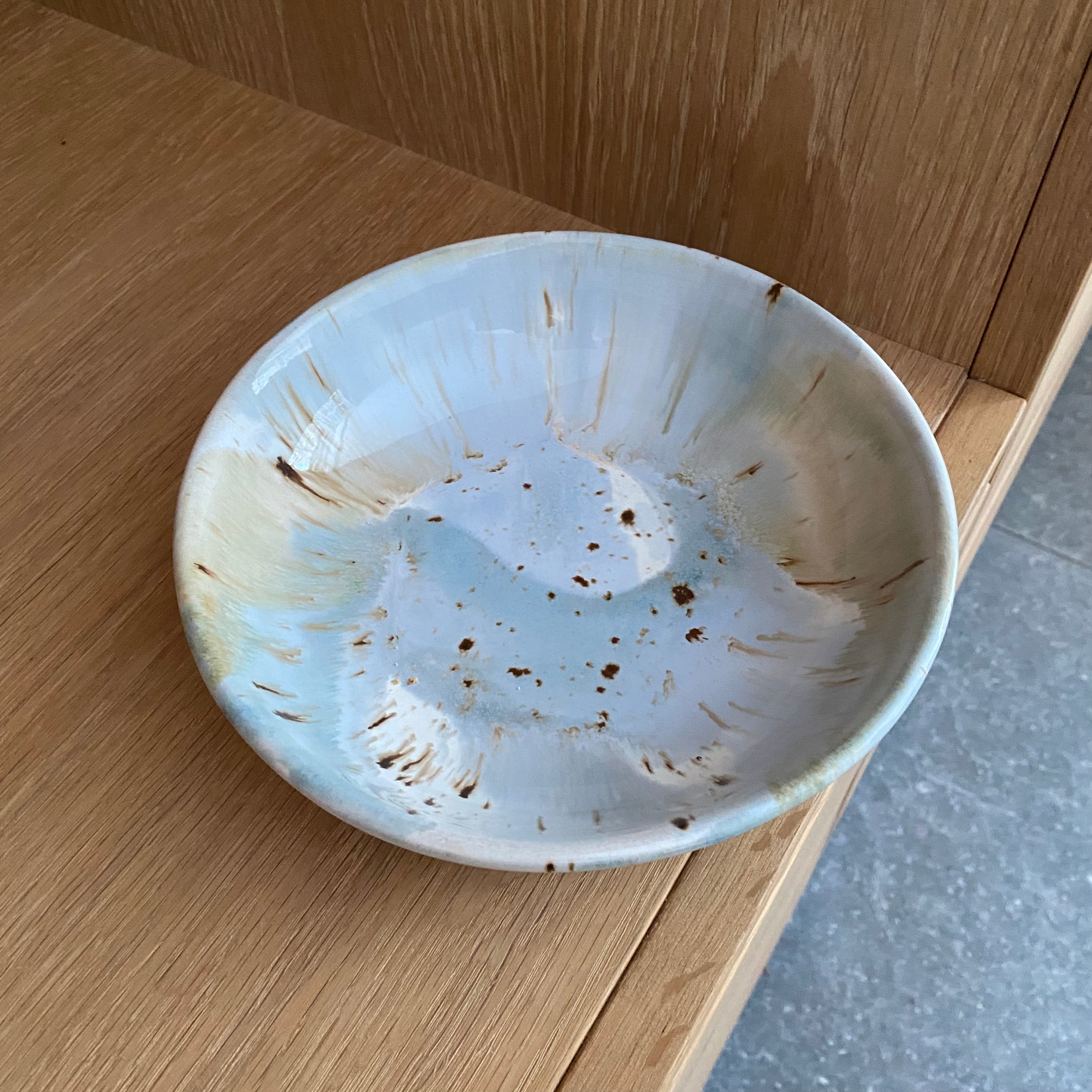 Keramikskål kiri – svag blå, creme, brun – unika glasur