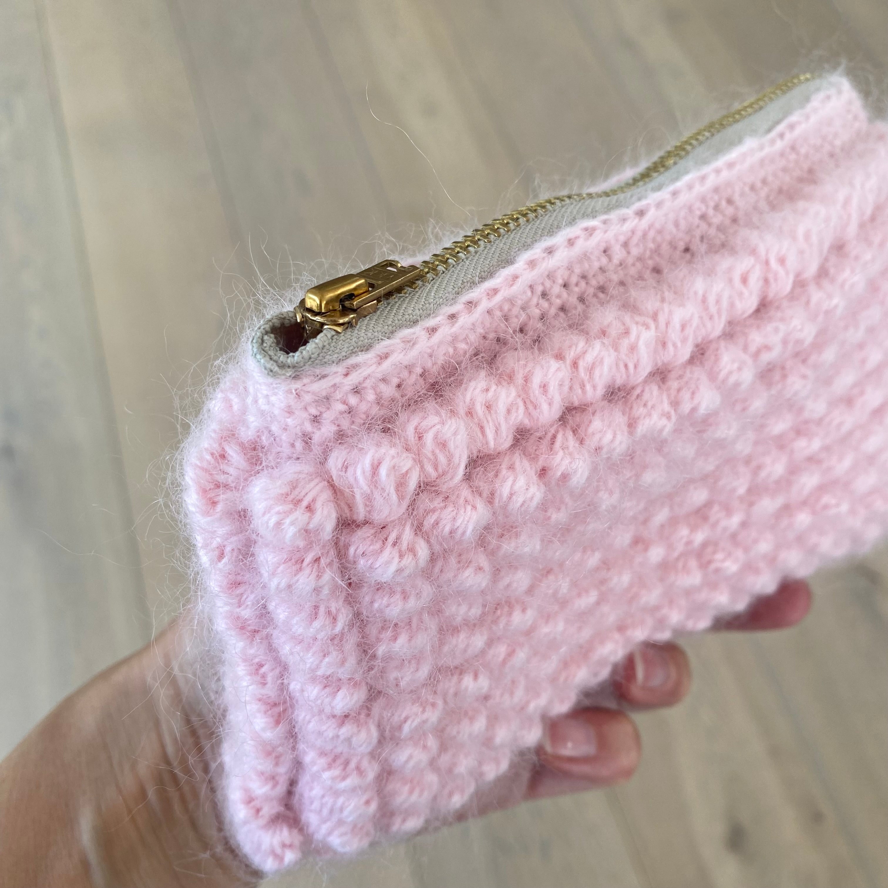Håndhæklet Marie clutch i lyserød – perfekt størrelse til makeup eller pung