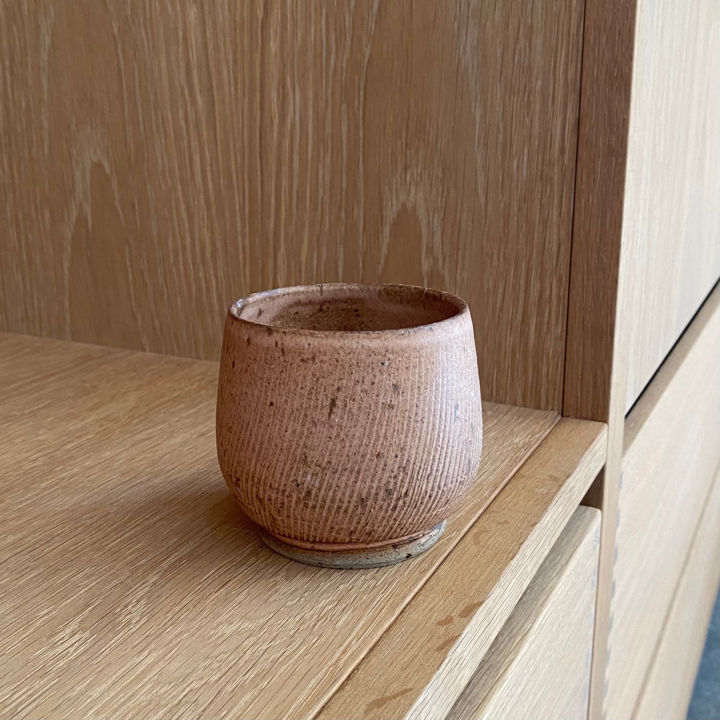 Dansk keramik kaffekop i terracotta – riflet håndlavet kop fra Blacksmith Ceramics