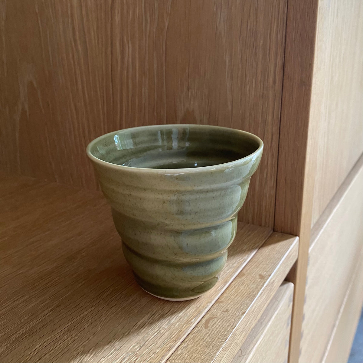 Håndlavet keramikkop i mosgrøn – dansk spiralkop i porcelæn fra Rikke Mangelsen