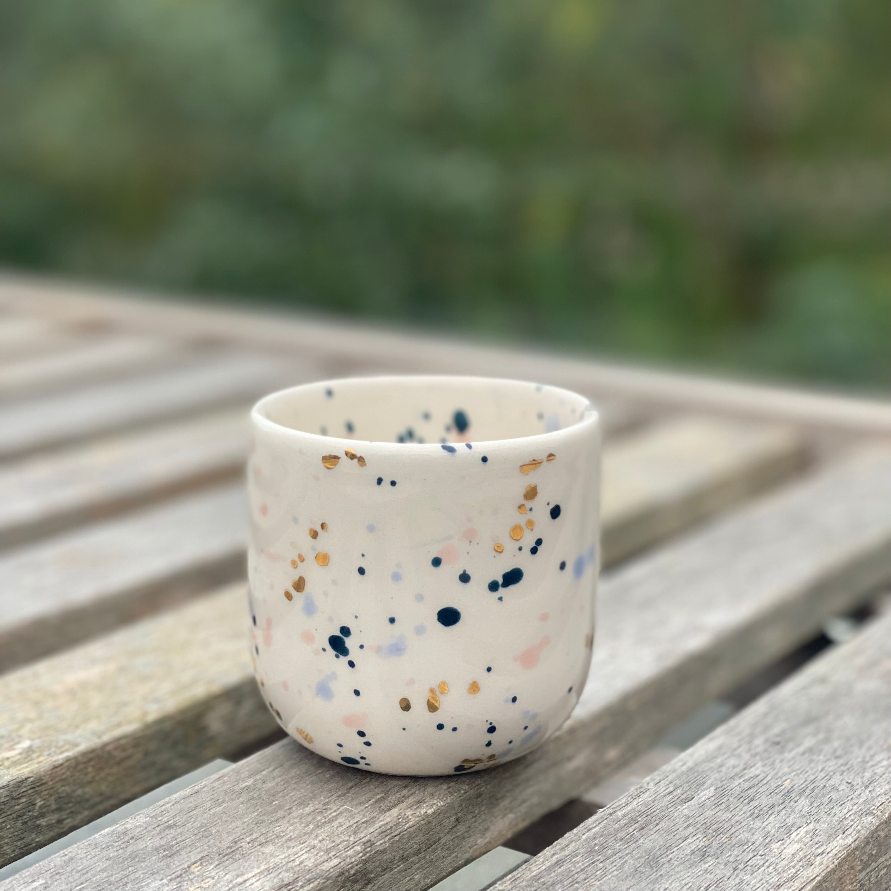 Håndlavet keramik cappuccinokop med prikker i blå, blush og guld