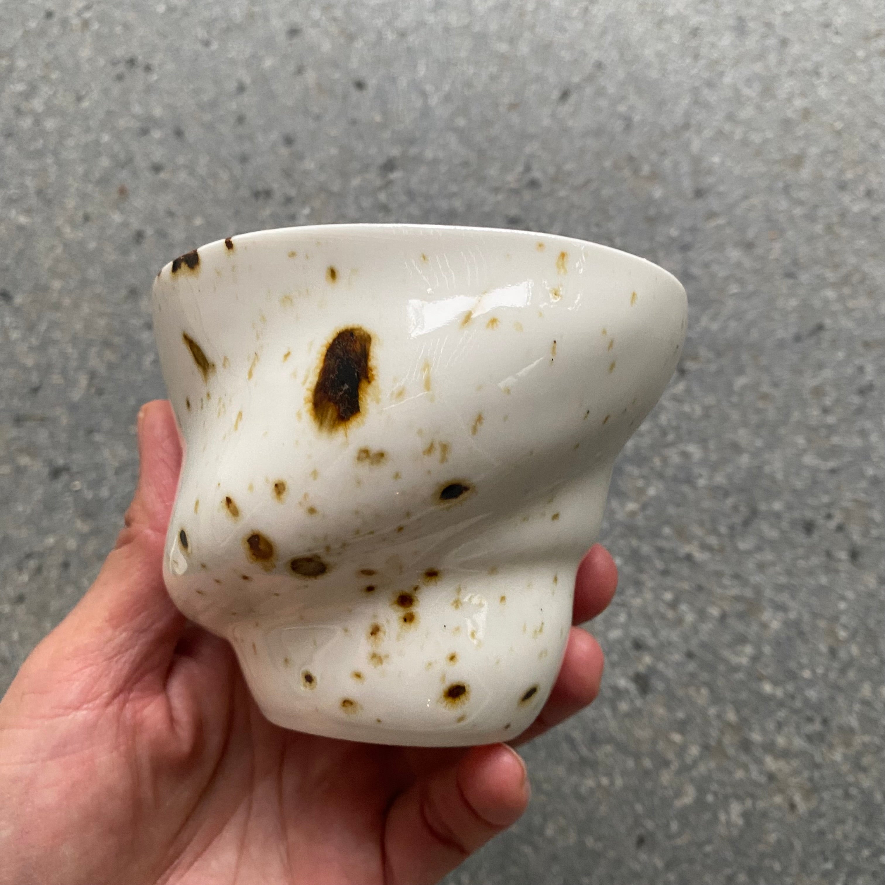 Nærbillede af håndlavet cappuccino kop – detaljeret struktur og glasur