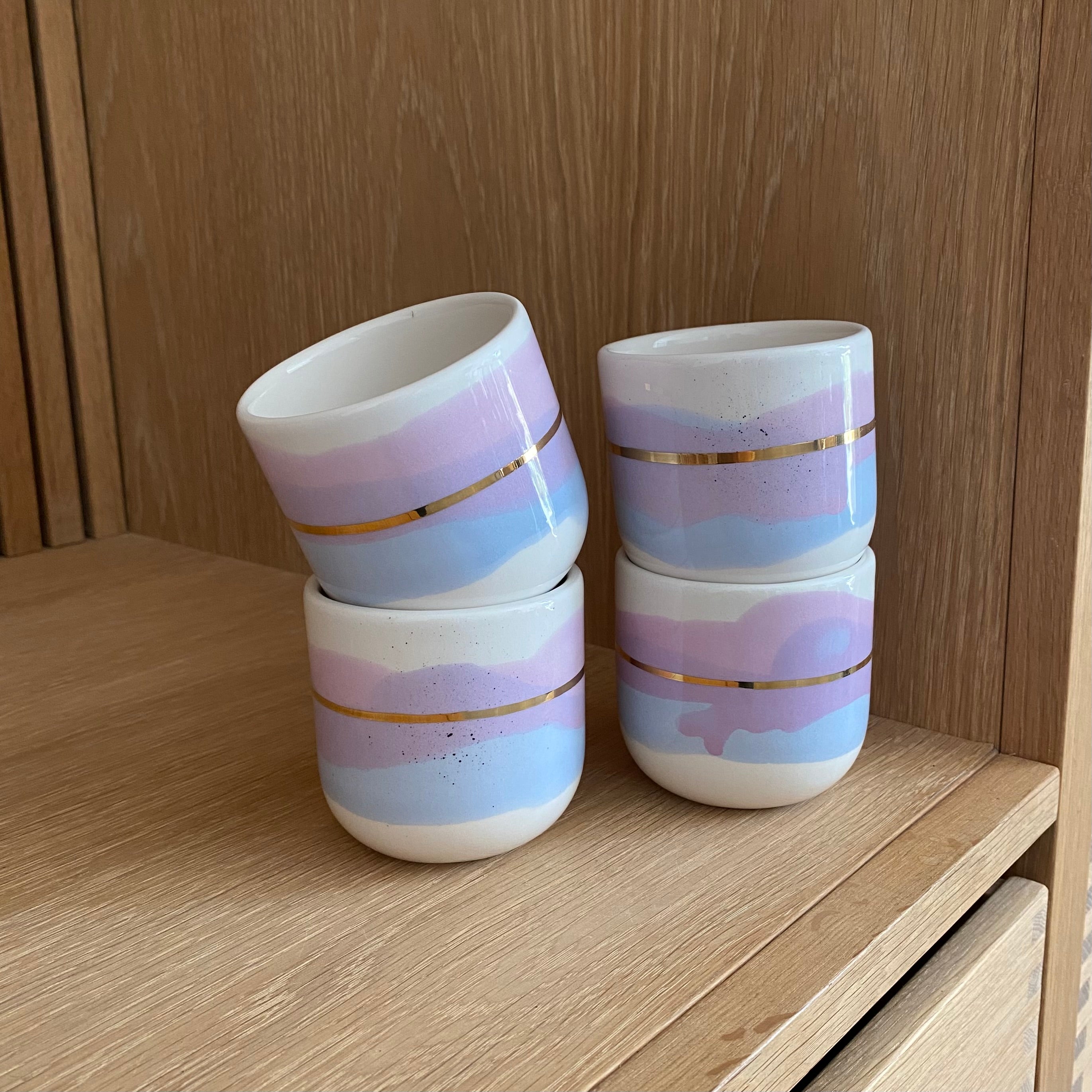 Håndlavet cappuccinokop fra Marinski – Landscape Serenity i blå og lilla med guldstreg og prikker