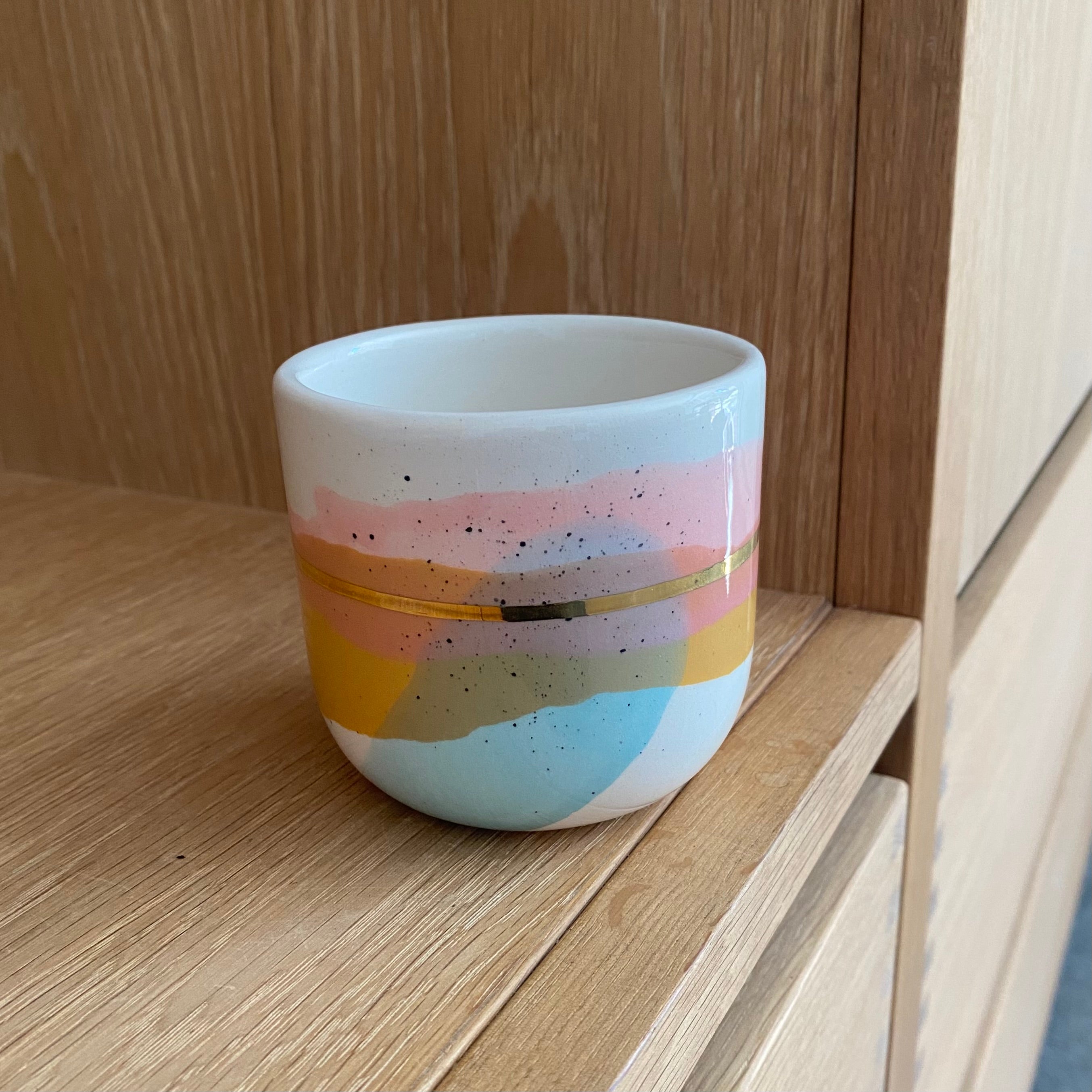 Håndlavet cappuccino kop med navnet sommerdag fra Marinski - landscape kop i lyserød, gul, turkis og med guldbånd rundt om koppen