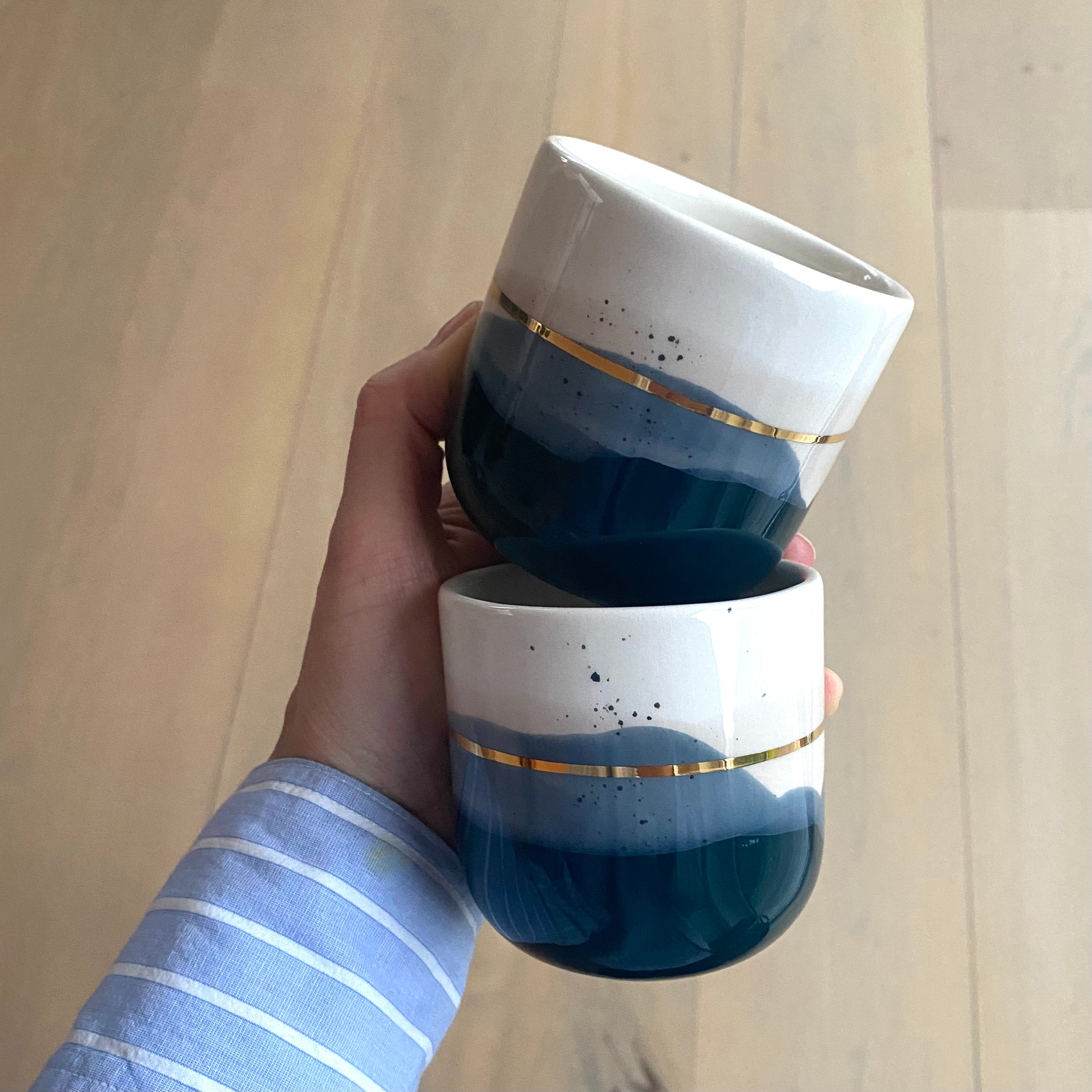 Topview af Marinski cappuccinokop – håndlavet keramikkop med landskabsinspireret design