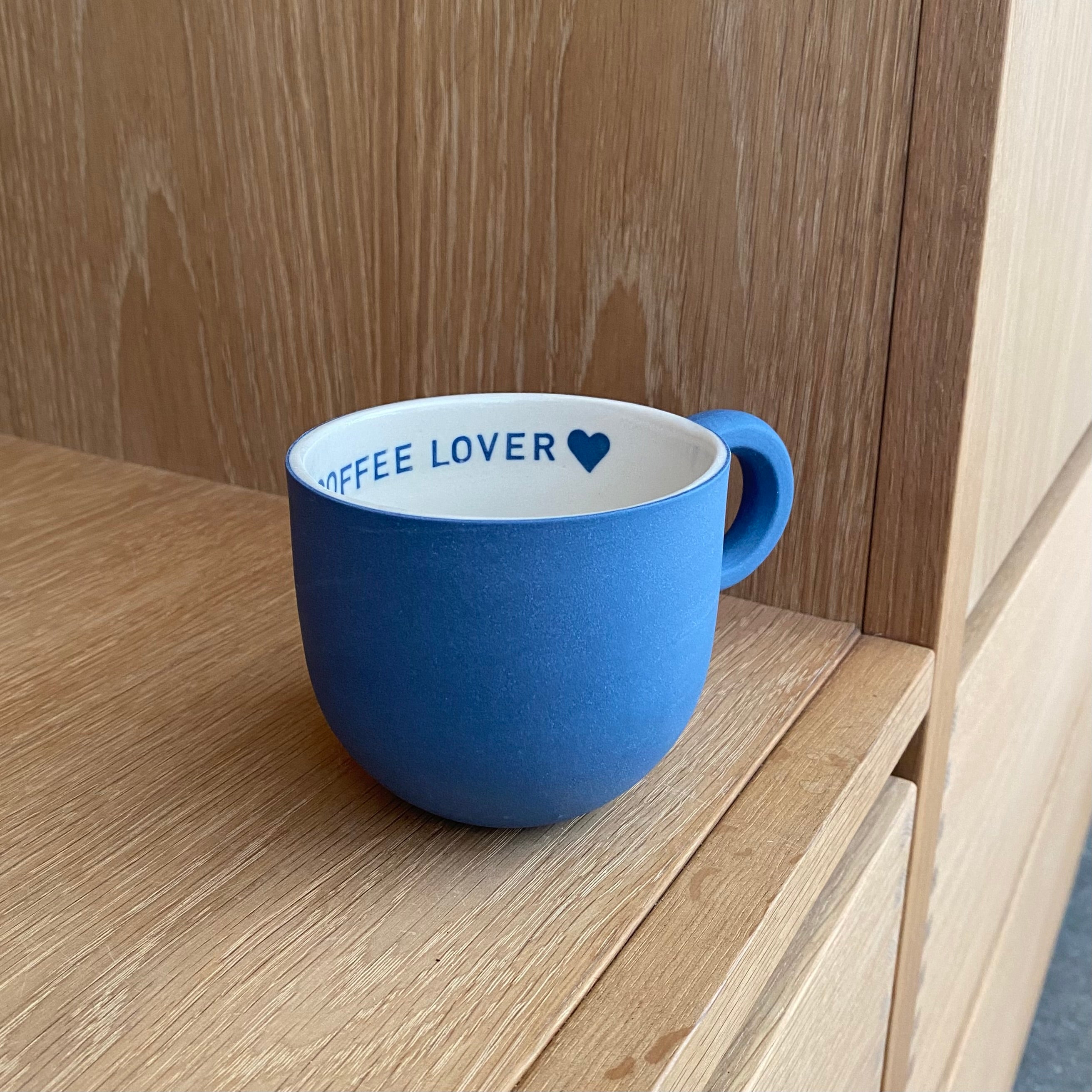 Håndlavet Chubby kaffekop Coffee Lover i blå porcelæn set fra siden