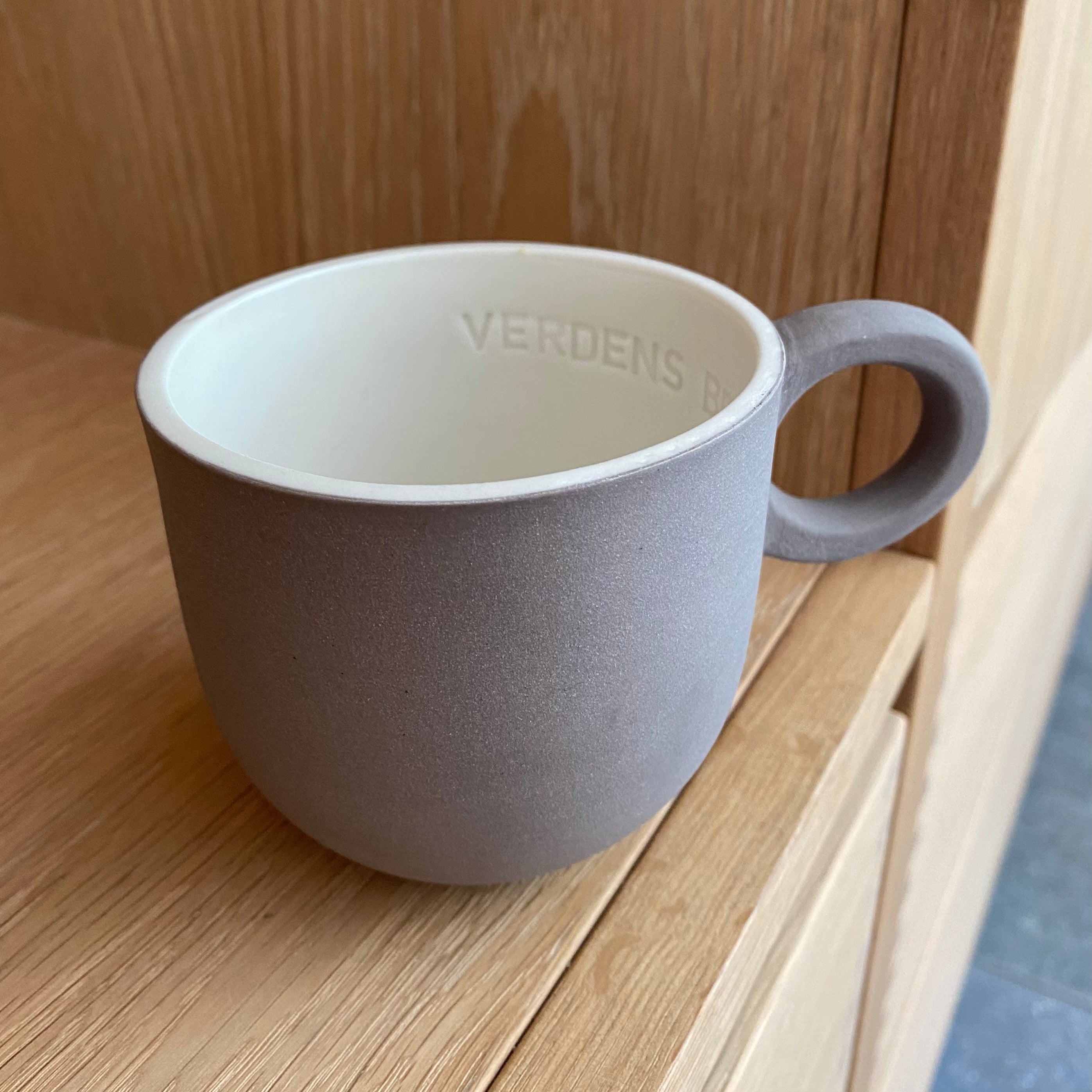 Chubby kaffekop i brun håndlavet keramik med valgfri navn eller tekst