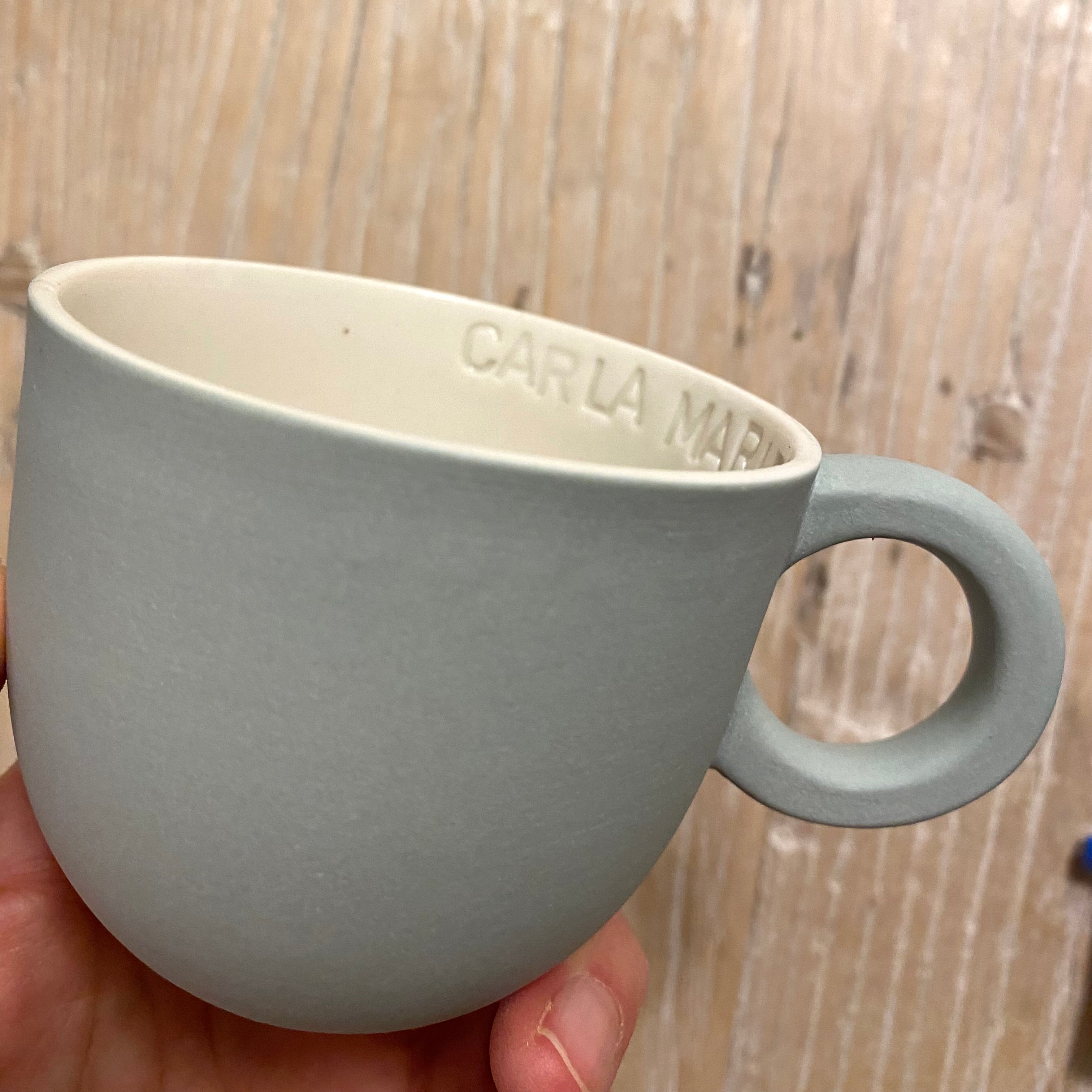 Chubby kaffekop i søgrøn håndlavet keramik med valgfri navn eller tekst