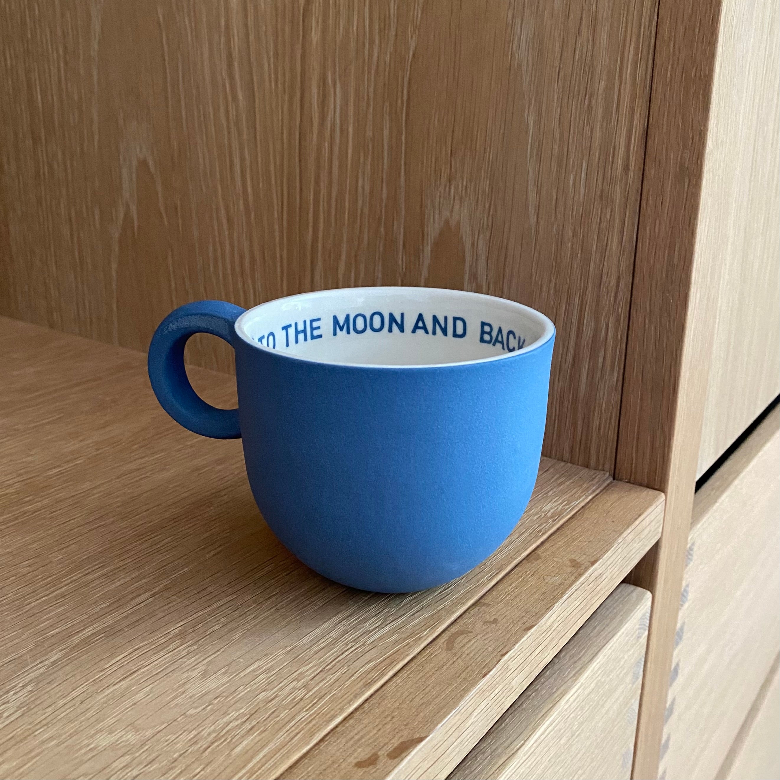 Chubby mor kop i porcelæn med tekst indeni – håndlavet gave til mor af Helle Gram