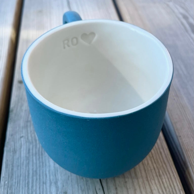 Chubby lille kaffekop i havblå håndlavet keramik med valgfri navn eller tekst