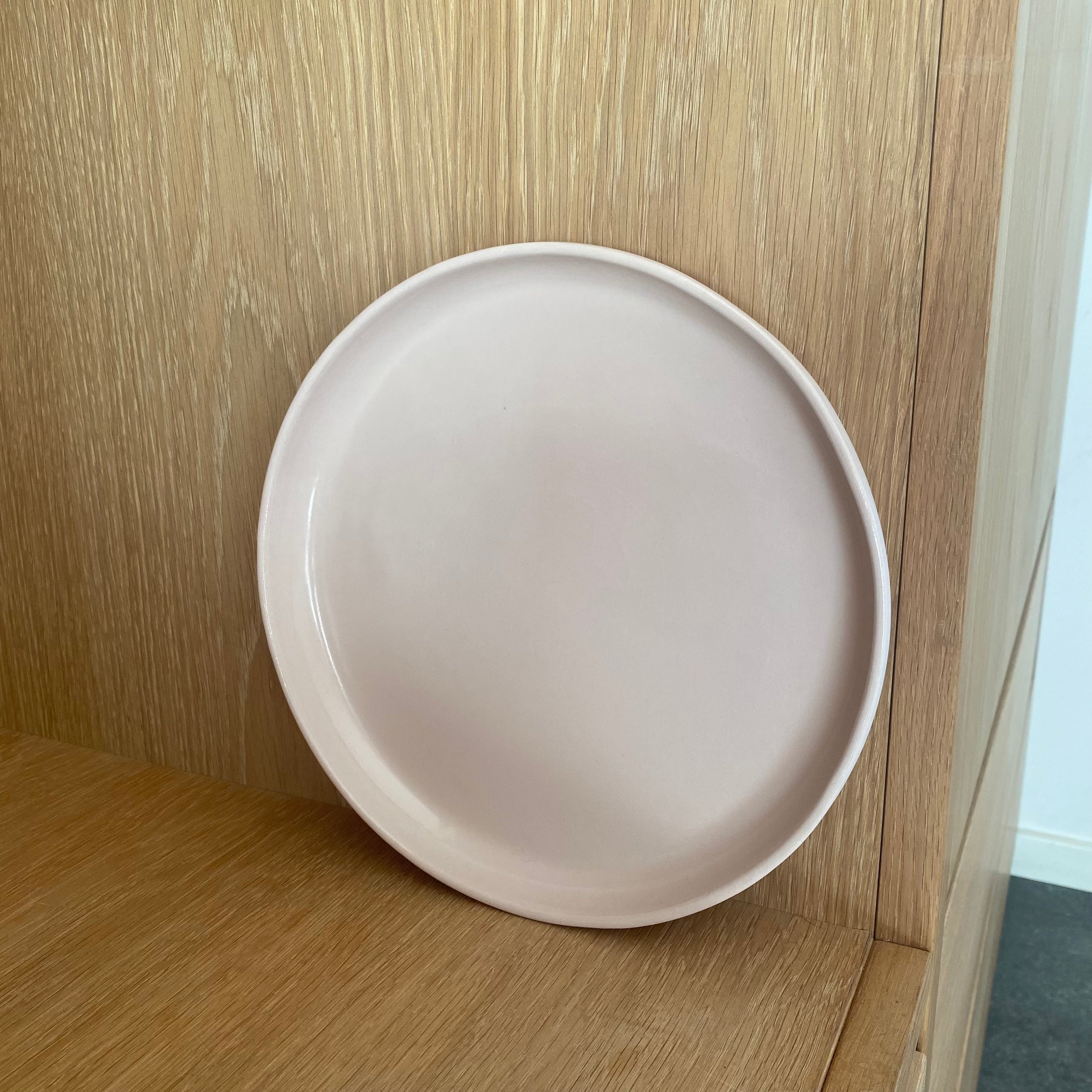 Smukt keramikfad i svag lyserød. Giver et smukt udtryk til borddækningen. Fås hos unika:k