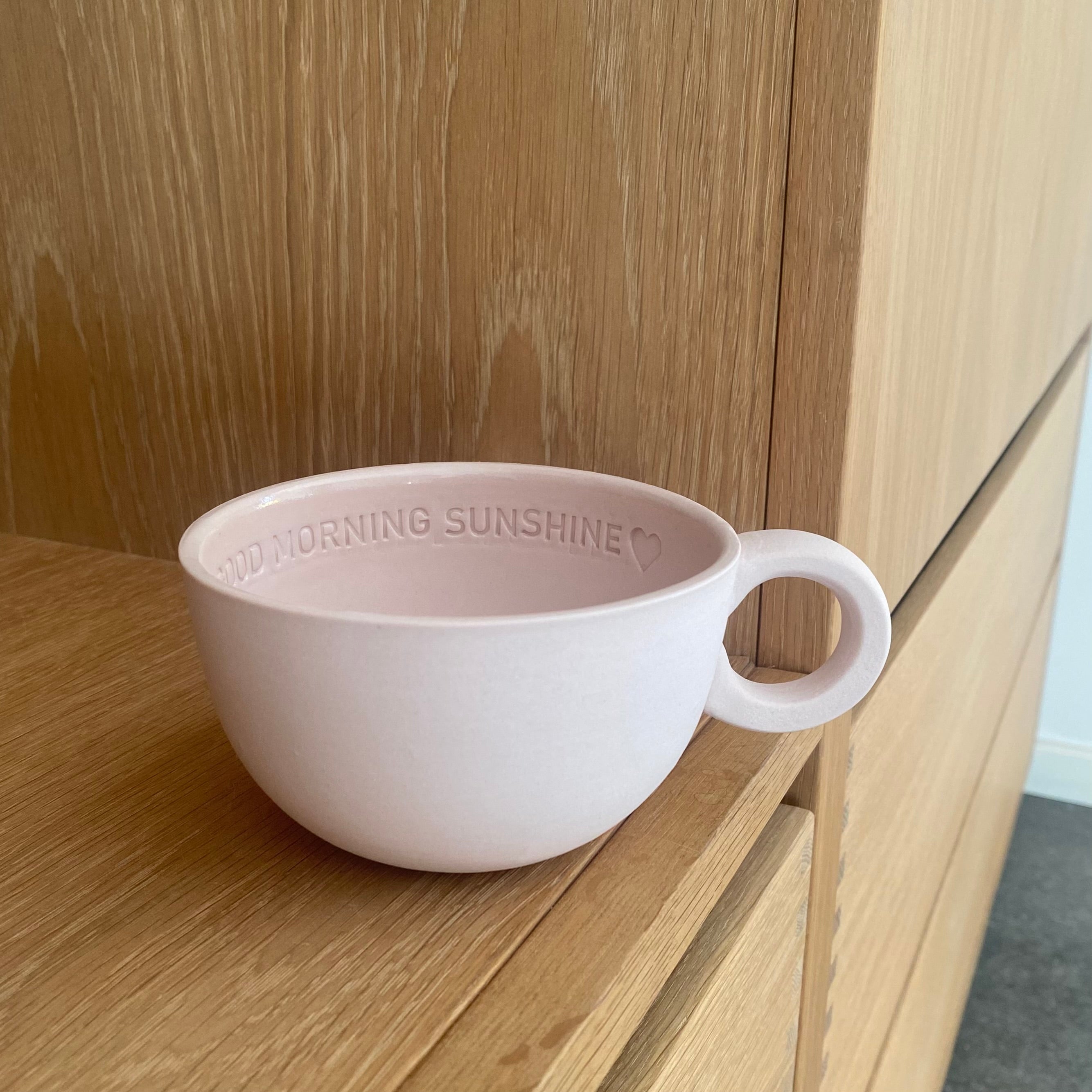 Chubby tekop i lyserød håndlavet keramik med teksten “Good morning sunshine” indeni