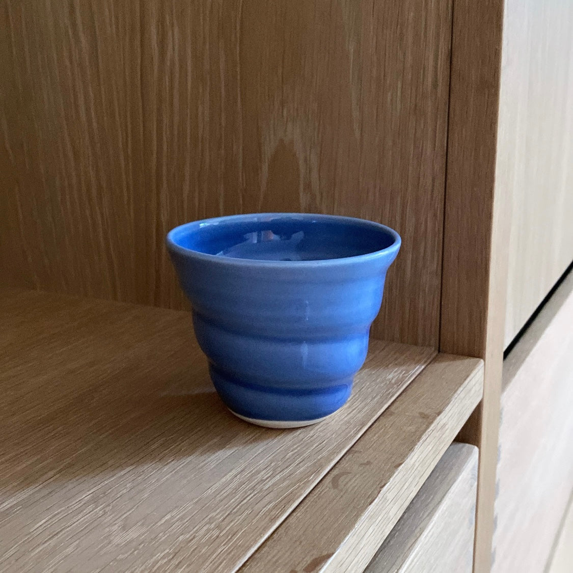 Hånddrejet porcelæn spiralkop til cortado eller flat white i himmelblå fra Rikke Mangelsen – dansk keramik hos unika:k