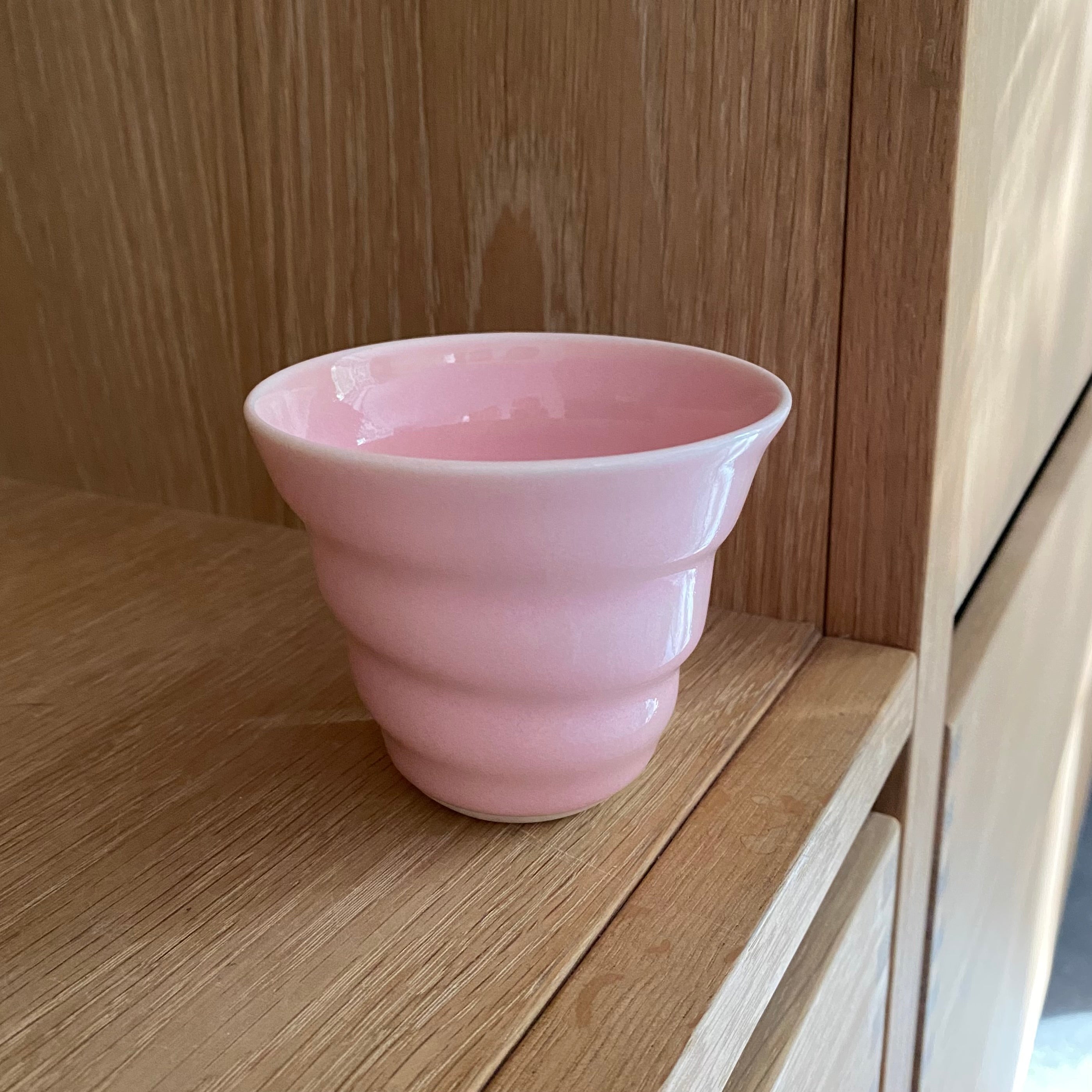 Hånddrejet porcelæn spiralkop til cortado candy floss fra Rikke Mangelsen – dansk keramik hos unika:k