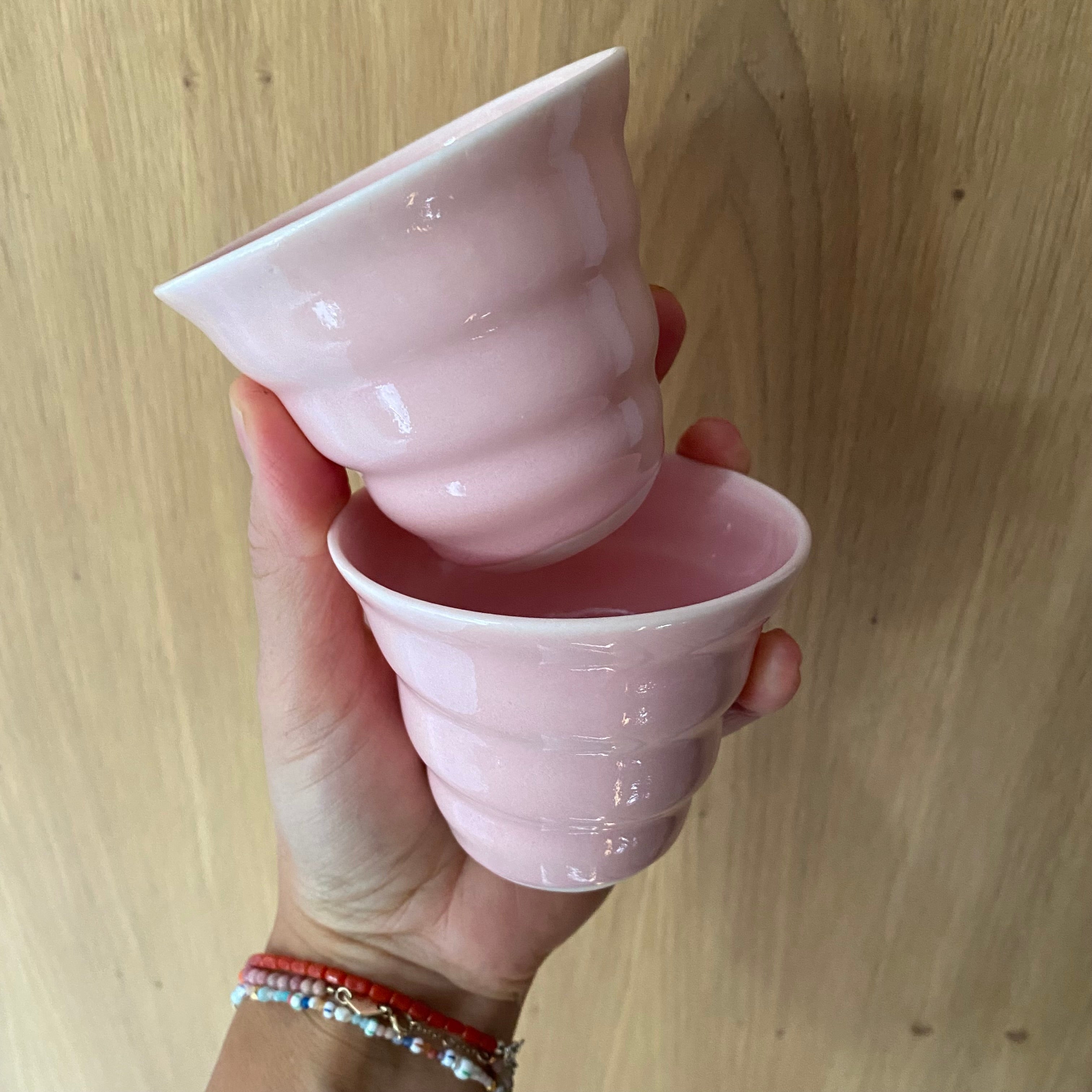 Hånddrejet porcelæn spiralkopper til cortado i lyserød fra Rikke Mangelsen – dansk keramik hos unika:k