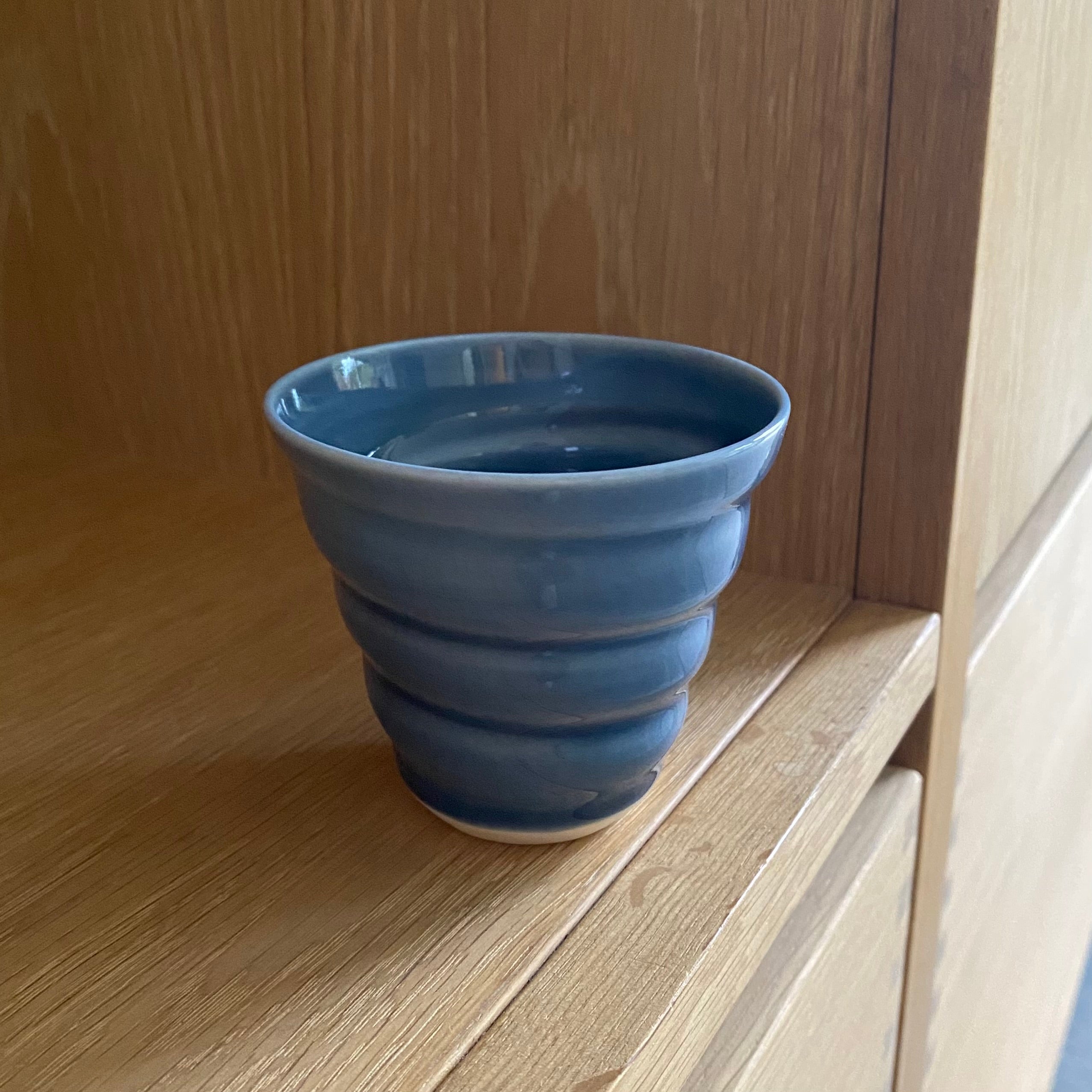 Hånddrejet cortado kop i demin blå porcelæn – dansk keramik fra unika:k