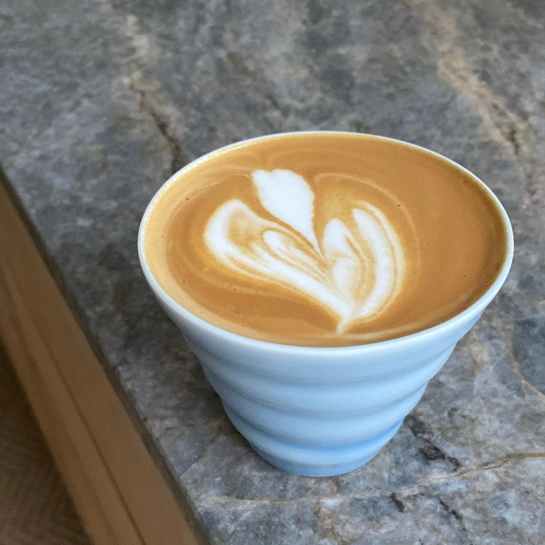 Hånddrejet lyseblå cortado kop med kaffe – dansk keramik fra unika:k