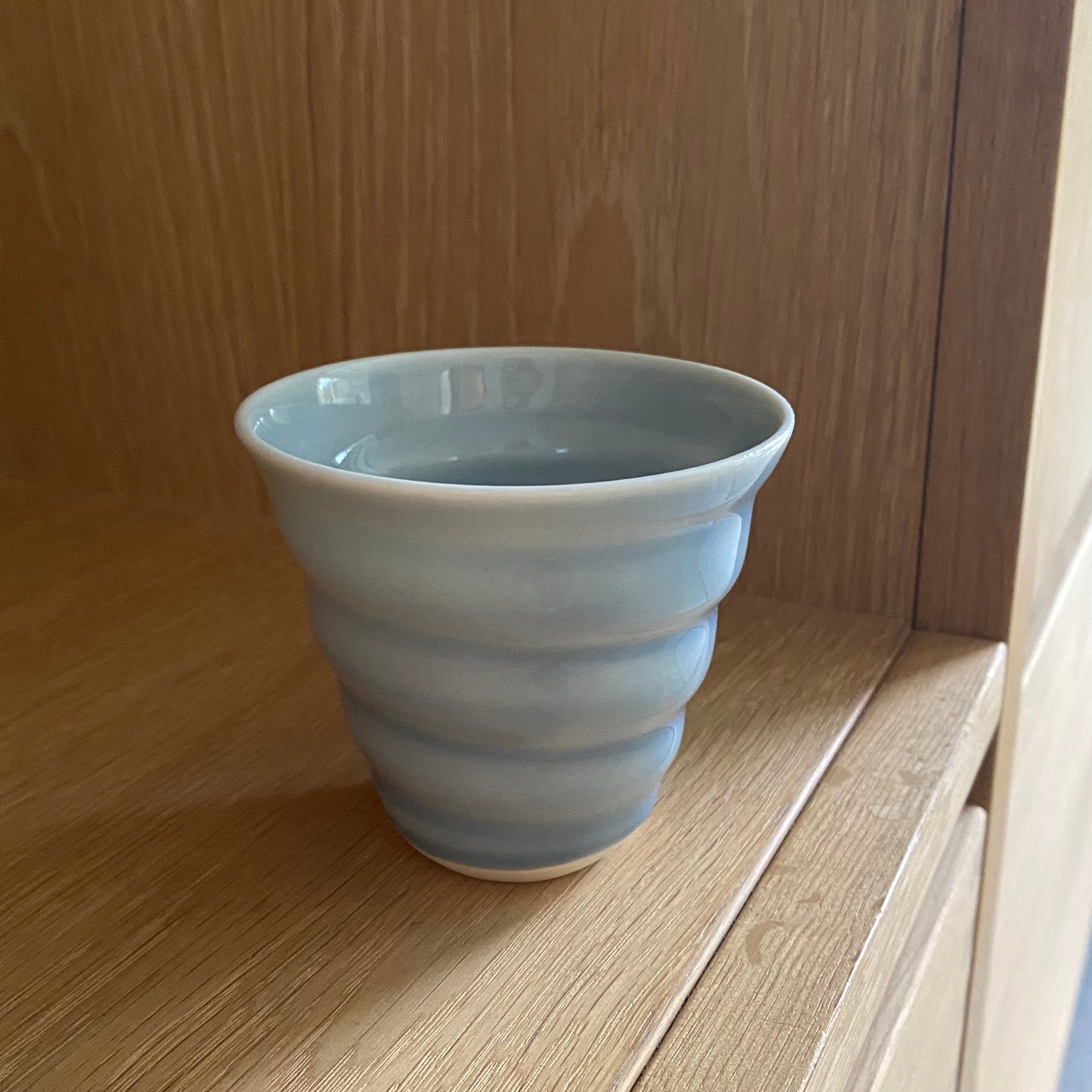 Porcelæn spiralkop cortado i lyseblå – hånddrejet og uden kaffe