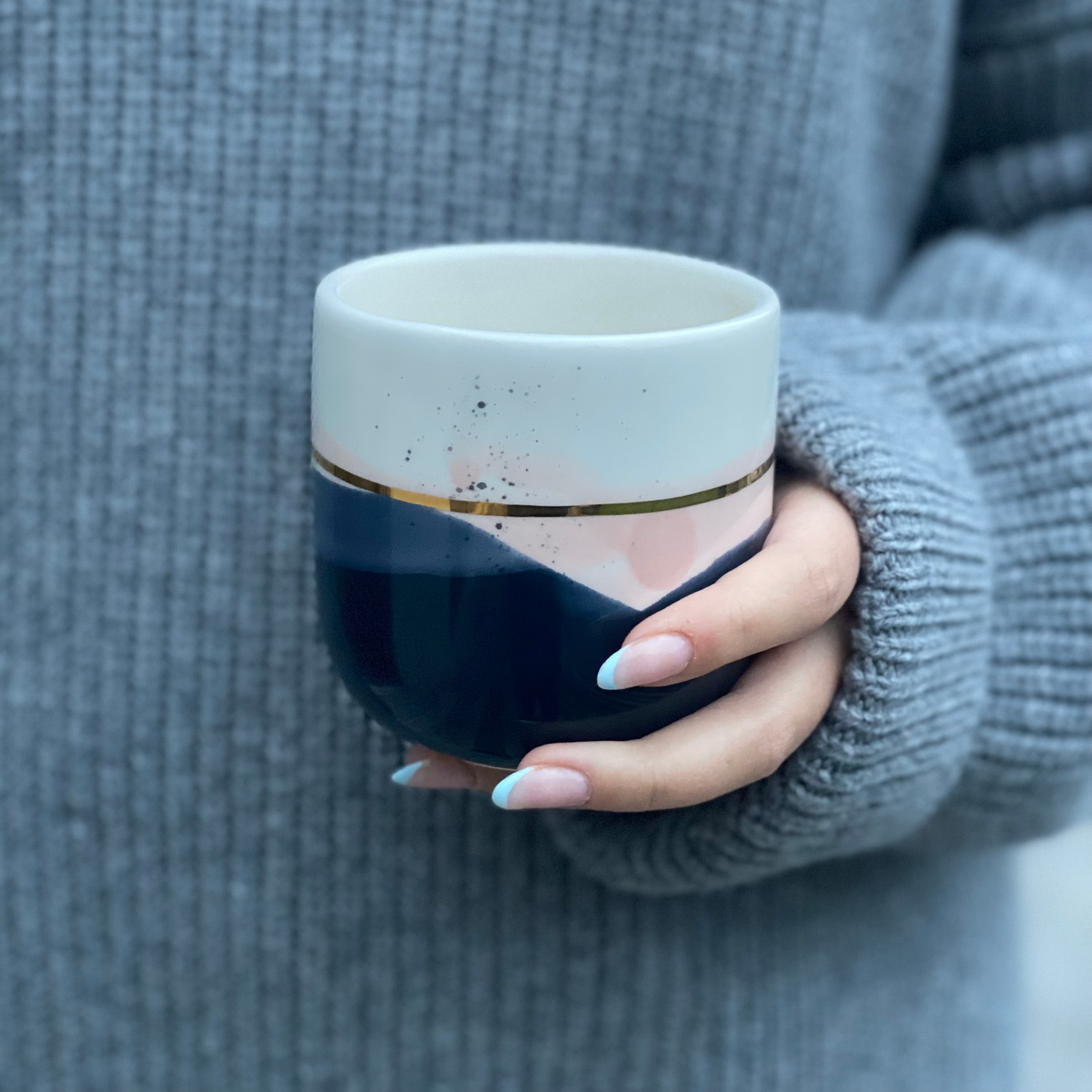 dark blue landscape latte mug hos unika-k.dk 