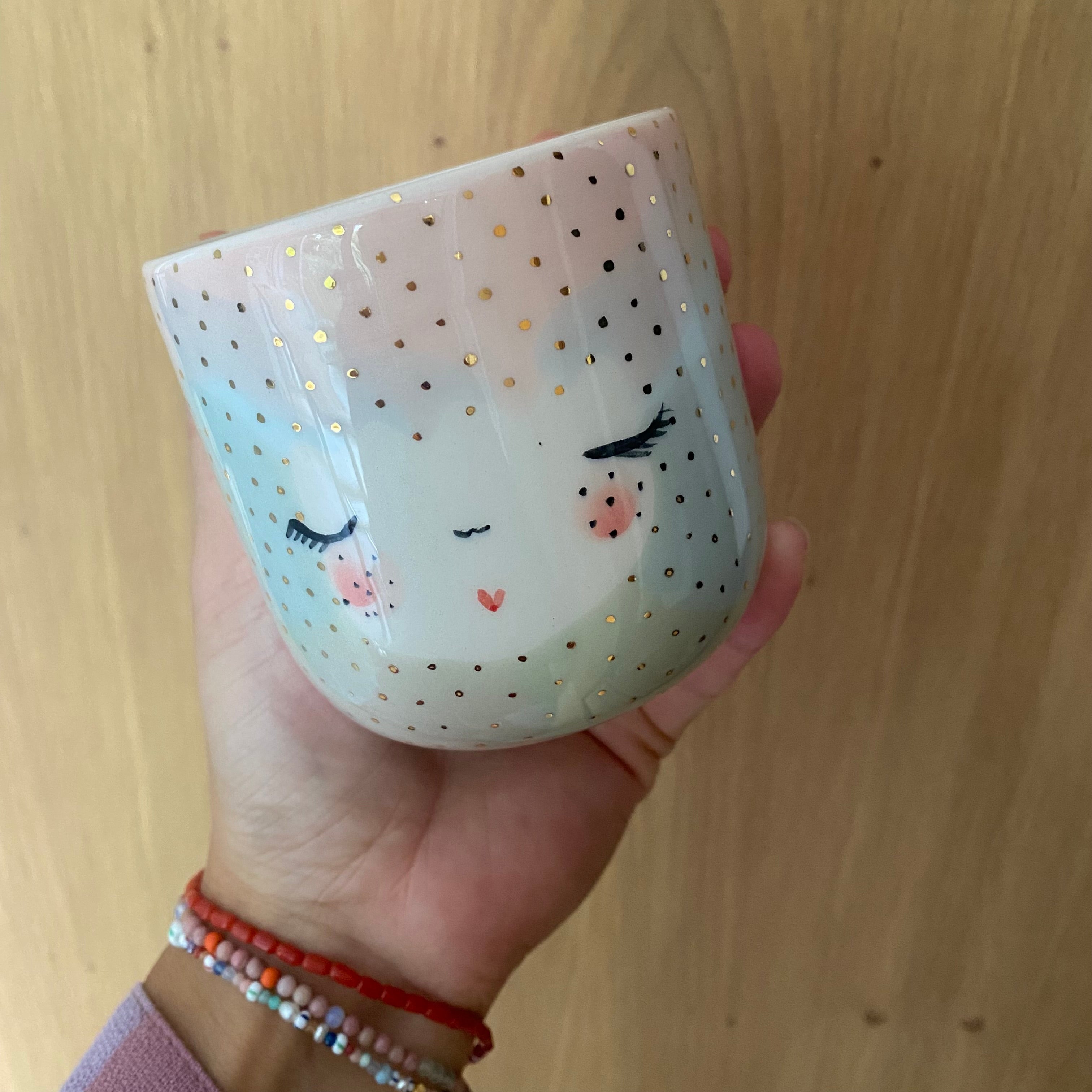 Håndlavet lattekop “Dots Unicorn” med pastelfarver, ansigt og guldprikker fra Marinski Heartmades