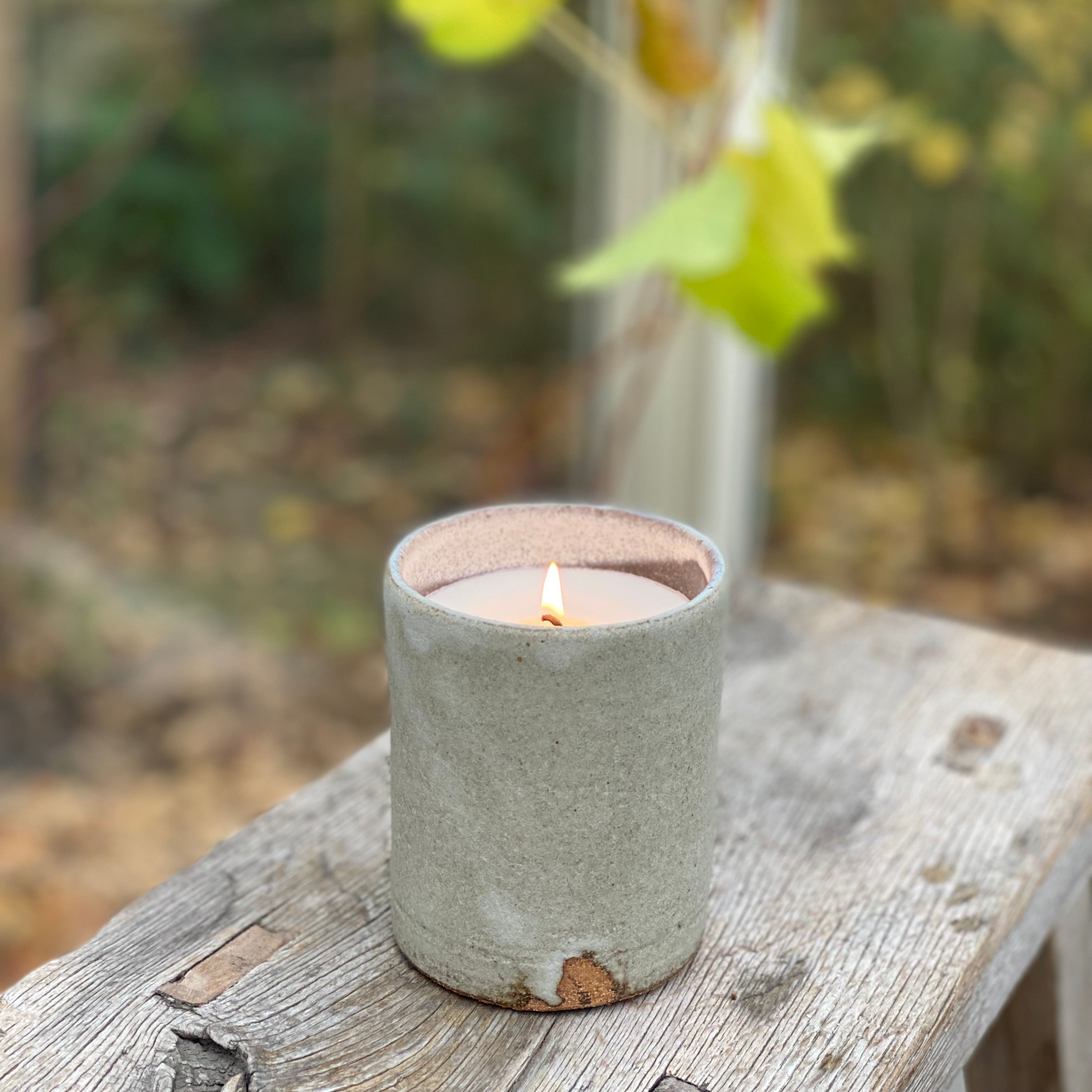 Duftlys i håndlavet keramik placeret i et hyggeligt boligmiljø – citronduft.