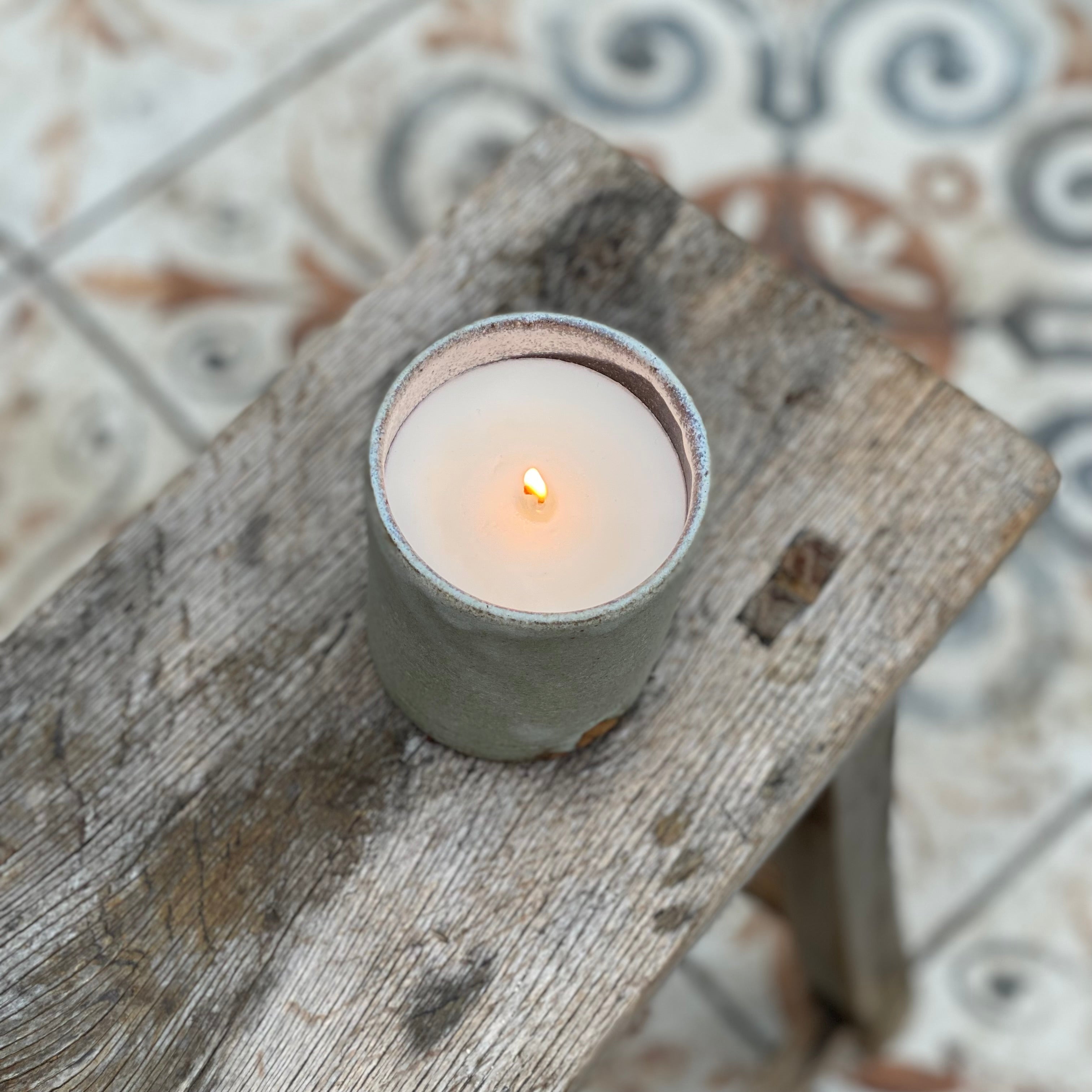 Duftlys i keramik set oppefra med synlig sojavoks – håndlavet stentøj.